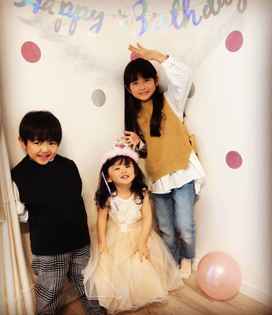 向山毅さんのインスタグラム写真 - (向山毅Instagram)「葵恋、２歳のお誕生日おめでとう🎂  葵恋のリサイタル🎤🎹 今度聞かせてね😊 みんなの笑顔はパワーの源🥰 ほのちゃん、えいと、あこ、帰ったらたけじぃとまた遊ぼうね👼  #2020年 #3月28日 #happybirthday #🎂 もう２歳なんや👴🏻 #姪っ子 #甥っ子 #癒し #kids #kawaii  #hallokitty #🎹 #サンリオ」3月28日 20時44分 - take_solidemo