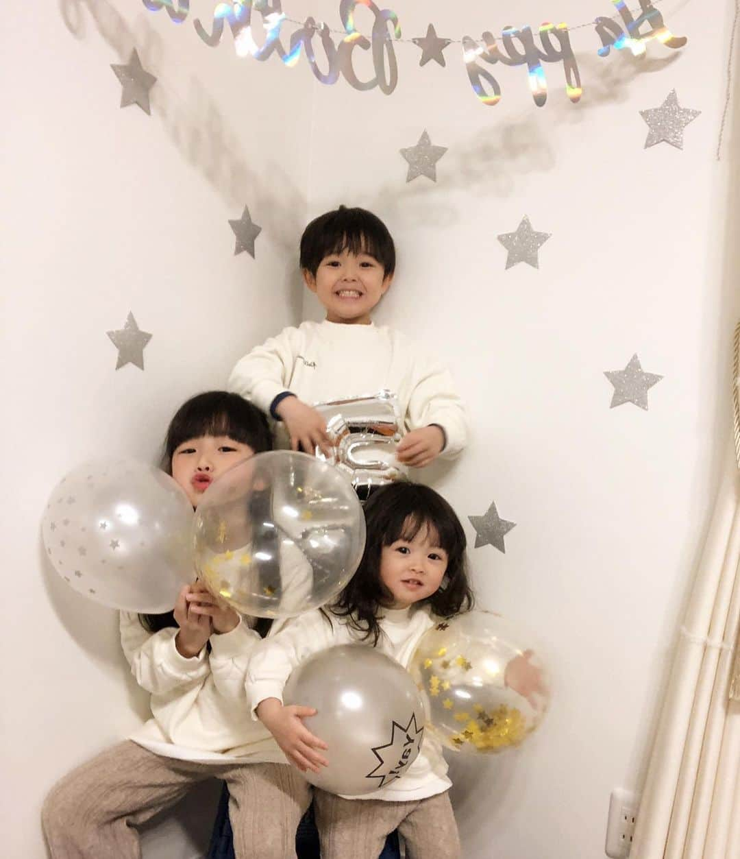 向山毅さんのインスタグラム写真 - (向山毅Instagram)「葵恋、２歳のお誕生日おめでとう🎂  葵恋のリサイタル🎤🎹 今度聞かせてね😊 みんなの笑顔はパワーの源🥰 ほのちゃん、えいと、あこ、帰ったらたけじぃとまた遊ぼうね👼  #2020年 #3月28日 #happybirthday #🎂 もう２歳なんや👴🏻 #姪っ子 #甥っ子 #癒し #kids #kawaii  #hallokitty #🎹 #サンリオ」3月28日 20時44分 - take_solidemo