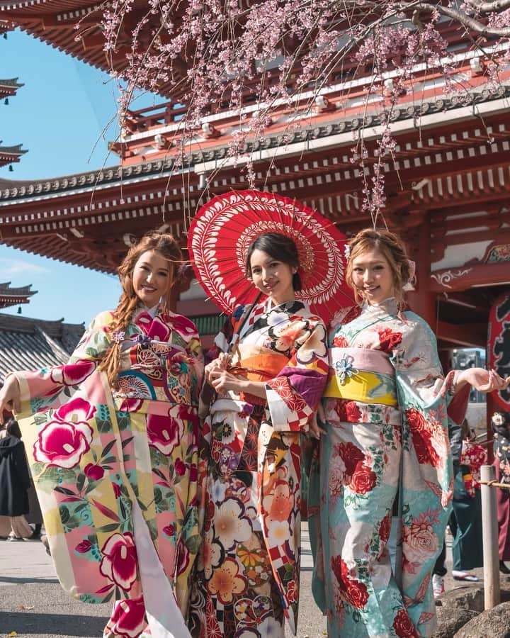 のインスタグラム：「先日浅草へ遊びに行った時のムービーを @shotrok が編集してくれました👏🏻. . この日は本当に楽しかったんだったんだけど、こうやって改めてムービー見たら更に良い日だったなあ。って😭♥️. . いつもしょうたのムービーは感動するけど、 今丁度自粛生活をしてるから、こんな風にみんなで集まって遊べる事がとっても幸せな事なんだなあって思って、泣けてしまった😢. . 早く元の生活に戻る為にも感染拡大しないようにお家で安全に。また集まれる日を楽しみに、私はどの角度から撮られても大丈夫な様に首のトレーニングをする事にしました笑(二重顎防止) . 皆さま、一緒に遊んでくれてありがとう〜 @watanabekanae @watanabekazue  そして、しょうた @shotrok は天才すぎる👏🏻👏🏻. .  着物は @matsuri_first_kimono さん👘. 髪飾りは @koufukuume さん🎀. #浅草 #浅草寺 #仲見世通り #仲見世 #仲見世商店街 #仲見世通り食べ歩き #寺 #下町 #着物 #振袖 #振り袖 #春 #桜 #枝垂れ桜 #さくら #japan_of_insta #japaneseculture #japanphotography #asakusa #asakusatokyo #asakusatemple #sakura #japanesesakura」