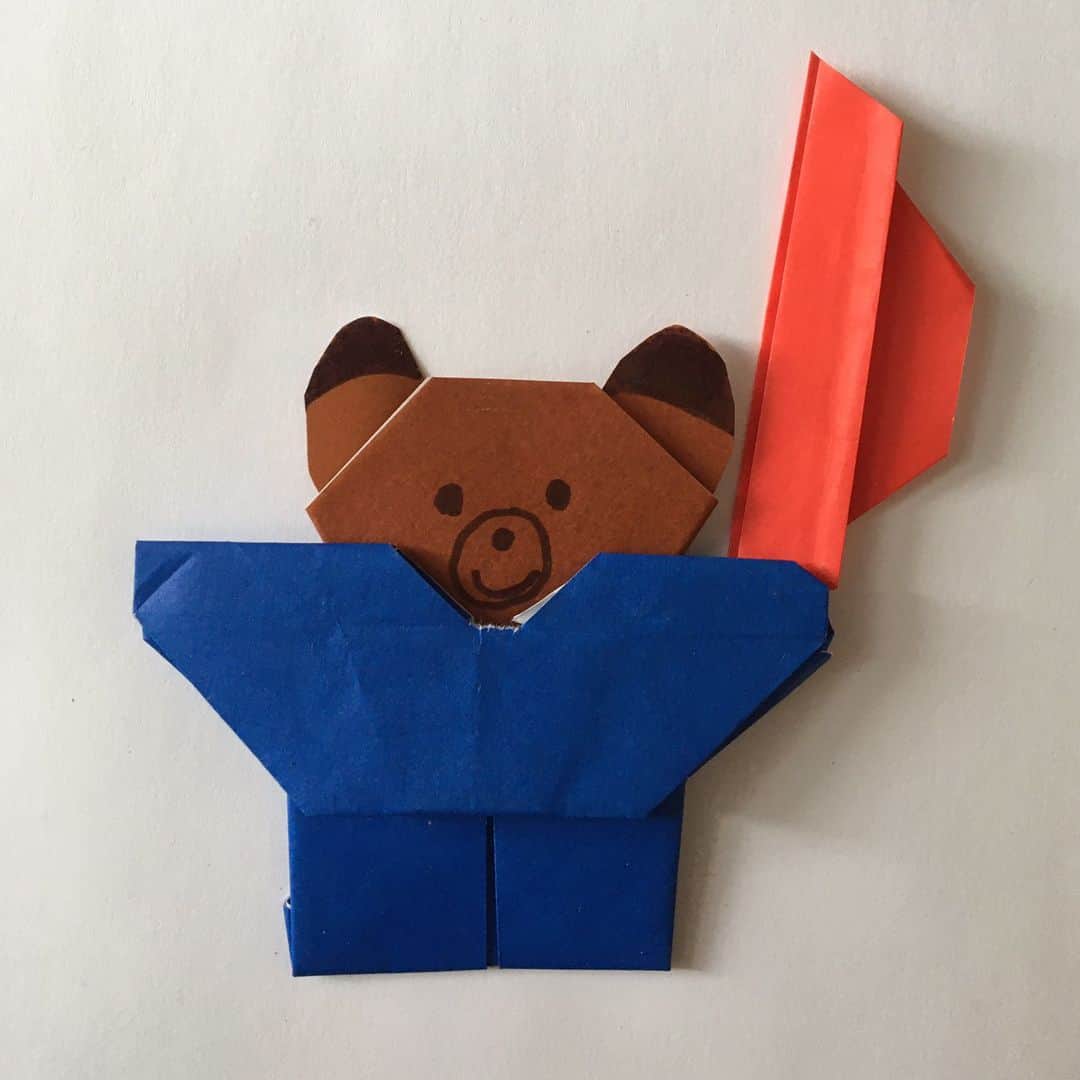 Paddington Bearさんのインスタグラム写真 - (Paddington BearInstagram)「Hats off to @OokyBoo on Twitter who made this amazing origami version of our little bear...now we just need a mini marmalade sandwich to keep under his hat! 🐻  What Paddington inspired crafts are you dreaming up to entertain the little ones while staying at home?  #PawsWithPaddington」3月28日 20時38分 - paddingtonbear