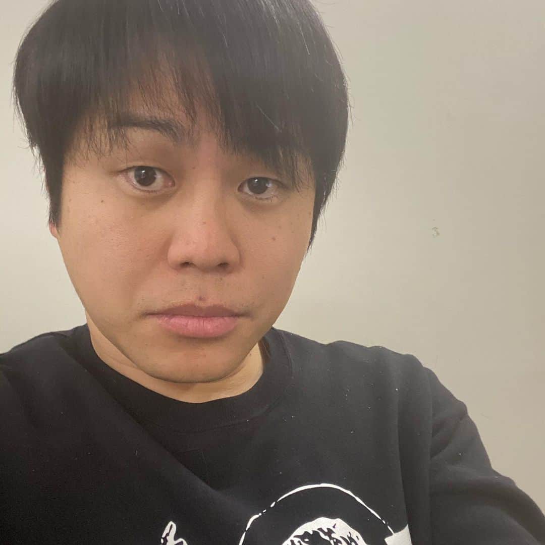 井上裕介のインスタグラム：「ここ１ヶ月、ずっと暗い空気。 こんな時だから、ポジティブに前向きに、不穏な空気に負けずに頑張りたい。 ノンスタイルの漫才、井上365チャンネルの動画含めて、たくさんの人に見てもらいたい。 そして元気になってもらいたい。 テレビも舞台も営業も、仕事が出来ない状況だけど、動画を見てくれてるだけで、僕らは励みになる。 まだまだ大変な時間は続きますが頑張りましょう！！」