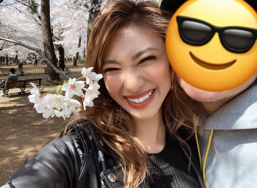 新井ニーニャのインスタグラム：「🌸﻿ ﻿ ﻿ ﻿ この間、桜が綺麗だった日の写真🌸﻿ ふたりで人混みを避けてちょっぴりお散歩👩‍❤️‍👨🌿﻿ ﻿ 2人とも仕事人間で、家にいても仕事してることが多い。だから喧嘩になるときはだいたい仕事のこと。﻿ ﻿ 私が会社を興してから余裕がないことが多く、旦那さんに冷たく当たってしまうことが多くて、旦那さんも仕事が忙しくお互い余裕がない関係が続いていたけど、話し合いを重ねて重ねて重ねて重ねて（笑）理解し合える仲になってきたなぁと思います🥰﻿ 今、とっても仲良し❤️﻿ ﻿ ﻿ コロナで世の中は荒れていますが、一人一人が自粛してそれぞれが幸せな心を持って、人への思いやりをもって、あと数日、数週間、がんばるだけできっと世の中は変わるはず😌💓﻿ 気を落とさずに、心に余裕をもって無理せずがんばりたいな🌱💗🏠﻿ ﻿ ﻿ さて、今YouTubeのネタを考え中なんですが、知りたいこと、話してほしいことあったらコメント欄に入れてくれると嬉しいですっ😍🔥待ってます😘💓💓﻿ ﻿ #夫婦 #夫婦喧嘩 #夫婦写真 #YouTubeネタ #YouTubeネタ募集中」