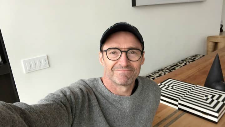 ヒュー・ジャックマンのインスタグラム：「No matter where you are in the world, please listen to your officials. Please stay home and, if you do go out, practice proper social distancing. Thank you to all the first responders, doctors, nurses, sanitation workers, the truck drivers, etc ... all of you who take away from your own family to care for others. You are the real heroes.」