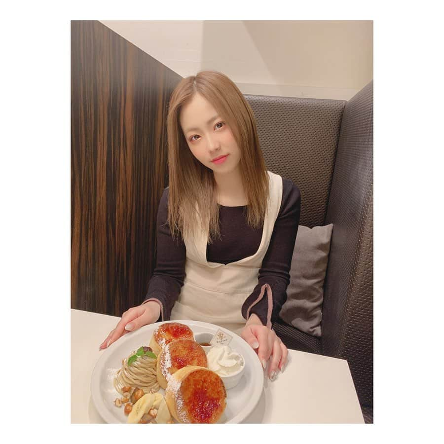 森田彩花さんのインスタグラム写真 - (森田彩花Instagram)「甘党でち🥞💗😋 ． 甘いスイーツとかだいすきっっ❤️ 焦がしキャラメリゼ3150でした❤ ． #大阪カフェ #梅田カフェ #茶屋町カフェ #butter #スフレパンケーキ #甘党  #コメよろ #いいねよろ」3月28日 20時51分 - ayaka_morita0529