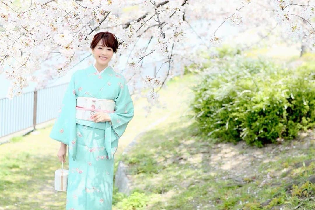 佐竹茉里奈のインスタグラム：「今年も桜の時期になりましたね😊  #桜#満開までもう少し#桜並木 #気分転換に #お散歩がてらお花見#お花見#着物#着物好き #着物でお出かけしたい#もうすぐ4月#今は我慢 #お家のベランダから #お花見します#撮影」