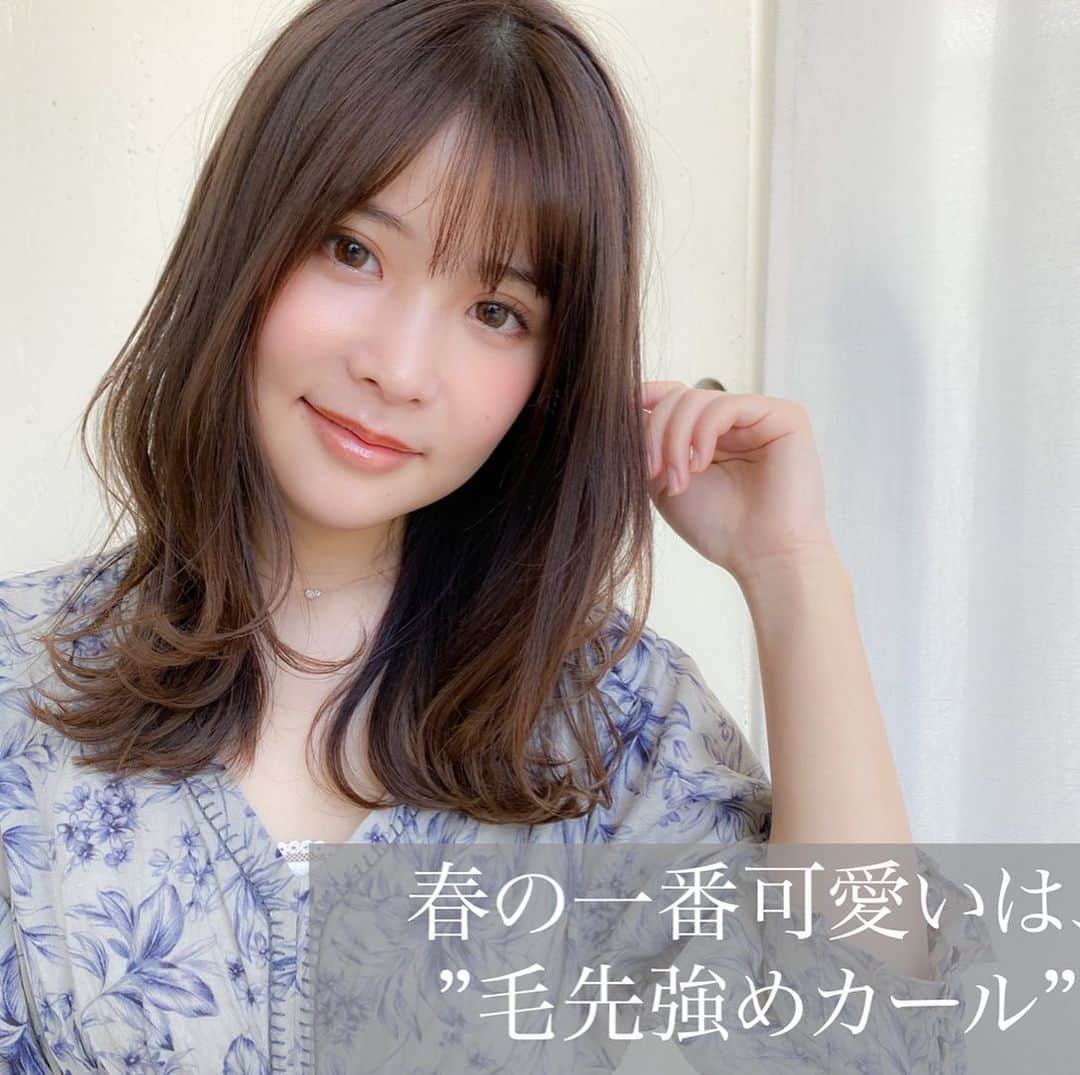 渡辺義明のインスタグラム：「▶︎▶︎横にスワイプで作り方の動画になります▶︎▶︎ ・ 『毛先強めカール』が 春の一番可愛い❤️を頂きます🙏 ・ 外ハネ、内カールをすぐにほぐさないように。 オイルをつける時にほぐす方がツヤが出ます✨ ・ 【動画の中の使用アイテム】 ✔️#babyhairoil ✔️#クレイツホリスティックキュア26㎜ ✔️#エルネット ・ 完全版は @watanabeyoshiaki TOPのURLからYouTubeをご覧ください😊 ・ 良かったら動画を保存してくださいね☺️🙏」