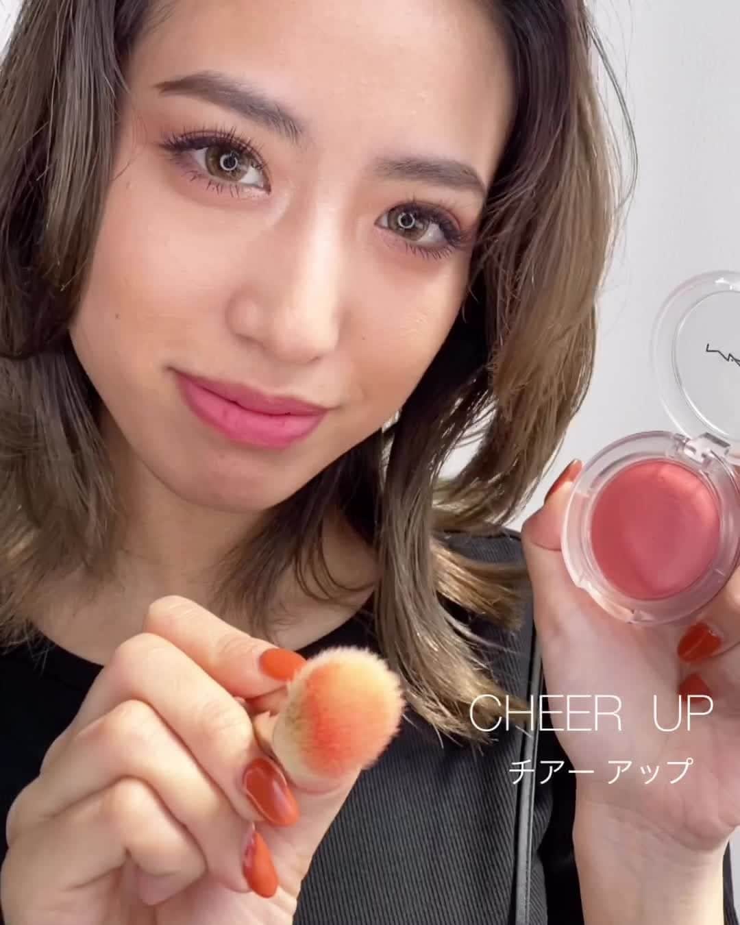 M∙A∙C Cosmetics Japanのインスタグラム：「ㅤ 弾力のある新感覚テクスチャーのチーク、 グロー プレイ ブラッシュが新登場！ ㅤ 全11色の中から、おすすめ色をピックアップ✨ 3色目は、[チアー アップ]✨ 肌に溶け込むコーラルカラーでやわらかい印象に♪ ㅤ ㅤ ↓↓使用製品↓↓ FACE グロー プレイ ブラッシュ [チアー アップ] ㅤ EYES パウダー キス アイシャドウ [ベストオブミー] パウダー キス アイシャドウ [ライプンド]  ㅤ LIPS パウダー キス リキッド リップカラー [モア ザ メア イア] ㅤ ㅤ MAKEUP & MODEL: M·A·C ARTIST MIHARU NAKAJIMA ㅤ #MACGlowPlay #MACグロープレイブラッシュ ㅤ #MACCosmeticsJapan #MACCosmetics #MAC #MACコスメ #コスメ #メイク #化粧品 #デパコス #コスメ部 #コスメ好きさんと繋がりたい #コスメ紹介 #おすすめコスメ #新作コスメ #春メイク #春コスメ #ピンクメイク #チーク #クリームチーク #ピンクチーク #オレンジチーク #ベージュチーク #コーラルチーク #血色 #血色感 #トレンド #トレンドメイク #MACGlowPlayBlush」