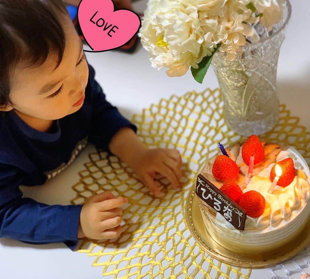 花田浩菜のインスタグラム：「#🎂 . 少し前、 3月26日に誕生日を迎えました🎂 . . いくつになってもお誕生日ケーキはやはり嬉しいもの。😊😊 クリスマスには『ハッピーユー♪』と歌っていた息子も『ハッピバースデートゥーユー♪』とだいぶ上手に歌えるようになり、私のお誕生日ケーキのろうそくもフーしたがりの息子が全部消してくれました🕯😂💕 （２回つけて消したよ w） . . 20代最後の歳。って言っても、 自分の年齢この2年くらいで何歳でも良くなったし30代、とてもとても楽しみなので😊 いくつになっても大切な身近にいてくれる人たちを大切にして、毎日にささいな楽しみを持てる余裕がある日常を過ごす事ができたら本当に幸せなことだな。とここ最近は思っています。 #とはいえ見た目の老いの加速には少しなりとも反抗しております。笑 . . 誕生日をまたぐ瞬間も家族でみんなで過ごすことができて🎂 去年の誕生日より1人娘が増えてくれたこともとてもとても幸せです😊❤️ 来年はどんなことを思って誕生日を過ごせるのかなあ。😊 . . 今月は#おうち時間 が多い中、 息子のお友達もおうちに遊びにきてくれたりしていて息子も飽きずに過ごせています👶 先週には今月お誕生日だからと頂いた#桜 の枝だった花束が、毎日数輪ずつ咲いてきて🌸それを愛でるのが最近の毎日の楽しみ❤️（🔜スワイプ） 満開になって、#おうちでお花見 がもうすぐ出来そう😍こんな時間も素敵💕 来年の桜は、満開の時期にお外でみんなが平和に見られる世の中になっているといいなあ🌸 . . #mybirthday #誕生日 #3月生まれ #バースデーケーキ #家族時間 #おうち時間 #stayhome #staysafe #2児ママ #2歳6ヶ月 #男の子ママ #女の子ママ#花のある暮らし #ママライフ #l4l #happy #happydays」