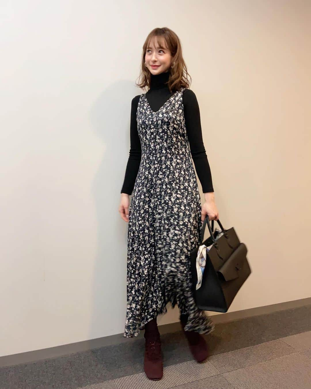 野崎萌香さんのインスタグラム写真 - (野崎萌香Instagram)「しふく🐑  Knit... @valmuer_official  ONE PIECE... @fray_id  knit boots... @celine  bag... @louisvuitton  scarf... @dholic_official」3月28日 21時04分 - moeka_nozaki