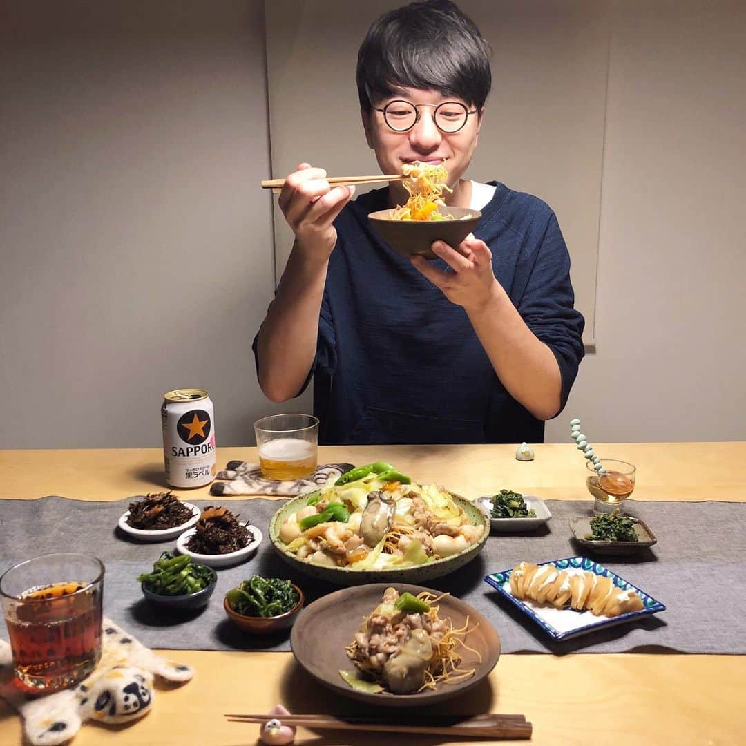 みわこさんのインスタグラム写真 - (みわこInstagram)「＊ きょうも1日おつかれさま☻ . ・冷凍庫のお掃除兼ねて 皿うどん ・燻製たくわんとクリームチーズ ・生ひじきの甘くない煮物 ・芹のナムル . 冷凍にちょびっとづつ残ってきちゃってる豚肉やら エビやら牡蠣やらを次々に放りこんで、旨みを重ねて 今夜は、お野菜たっぷりな皿うどんに〜♡☺️🤓 毎週火曜日にオーバッシュパンをお届けしてる 佐古のぱんぷきんさんで買ってきた 無化調の皿うどんの素を使ってぱぱっと楽ちんに。 . そしてそして… @itagiya_ani と　@itagiya_otouto さんが 関西に住んでるうちの妹に託してくれた 燻製たくわん、ぶじに我が家まで到着！☺️🚘💭 . たくわんを切ってあいだにkiriを挟みながら、 去年の今頃はカフェに出張いたぎ家に来てもらうのに 打ち合わせしてたなぁ…とかいろいろ思い出した。 その日に思い立って予約して、夕方びゅんって 90分高速飛ばして三ノ宮のいたぎ家までごはんを食べに。 そんな日が早く戻って来たらいいなぁ… なんて。ポリっとかじってまた考えてしまって、 口の中はすごく美味しいのに、胸が苦しい。 ひさしぶりにふたりの笑顔に会いたいよ。 . 日本全国、カフェもパン屋も大変なんだけど、 居酒屋さんもきっと相当大変だろうな。 たとえ距離が離れていても、大好きで、大切で、 応援したいお店のために自分が出来ることって何だろう。 このままではコロナが終わる頃には、大切なお店が 沢山なくなってしまっているかもしれないね😢」3月28日 21時08分 - meganeandmiwa