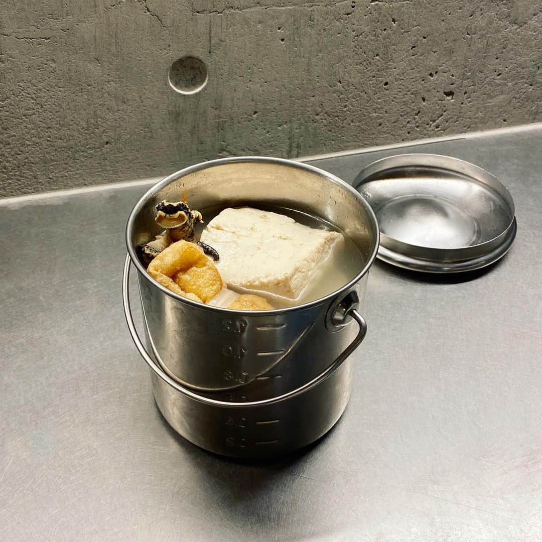 平野紗季子さんのインスタグラム写真 - (平野紗季子Instagram)「ペンキか油でも入っていそうな缶の中からまさかおでんが出てくるなんて🍢　Tasty oden in the can for take-away🍢  #味なテイクアウト」3月28日 21時09分 - sakikohirano