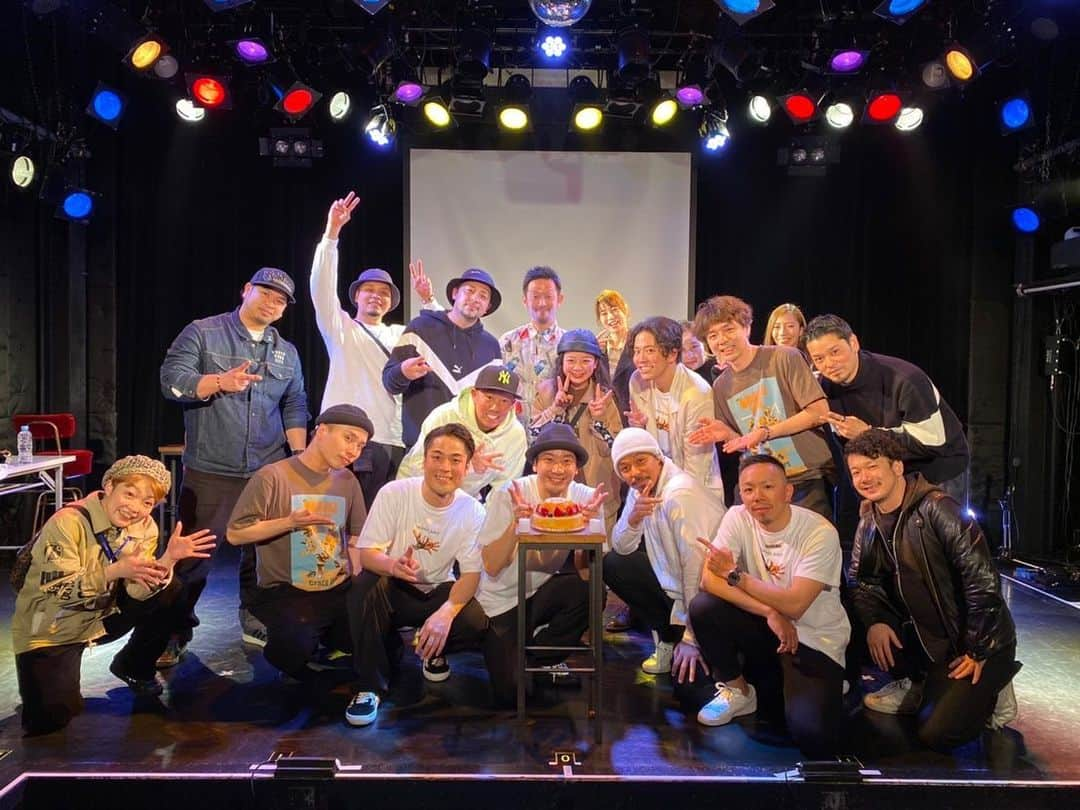 FISHBOYさんのインスタグラム写真 - (FISHBOYInstagram)「. CRAZY ROLLERS ワンマンライブ "ORANGE JUICE" . 2日前に無観客、無料YouTubeライブ配信という形に変え昨日開催しました。 . 永遠の兄貴 KITEさんとワンマンライブをする。 . crazy rollersが活動し始めて約10年ですが、その10年が詰まっていたなぁ。と実感できる二人のコミュニケーションがそのまま出ているステージでした。勉強になったし笑い疲れました笑。KITEさん、本当にありがとうございます！ . 快く共演していただいた雅勝さん、HIRONA、長谷川敬夕さん、TAISUKE。グラフィックをデザインしてくれたまさかのなきぼくろさん。撮影のなおきさん。手伝ってくれたユウマ。仲間たち。そして観てくれてメッセージをくれた皆さん。 スタッフの皆。 . 本当にこの瞬間を一緒に作ってくれてありがとうございます。 . 嬉しすぎてまだまだ話したいこと、感じたことが文字に溢れそうですが、それはまた今度。再演できたときに。 . #crazyrollers」3月28日 21時18分 - fishboydance