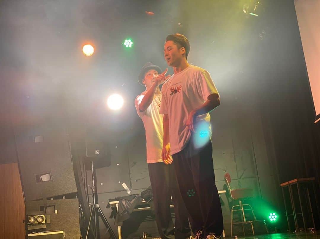 FISHBOYのインスタグラム：「. CRAZY ROLLERS ワンマンライブ "ORANGE JUICE" . 2日前に無観客、無料YouTubeライブ配信という形に変え昨日開催しました。 . 永遠の兄貴 KITEさんとワンマンライブをする。 . crazy rollersが活動し始めて約10年ですが、その10年が詰まっていたなぁ。と実感できる二人のコミュニケーションがそのまま出ているステージでした。勉強になったし笑い疲れました笑。KITEさん、本当にありがとうございます！ . 快く共演していただいた雅勝さん、HIRONA、長谷川敬夕さん、TAISUKE。グラフィックをデザインしてくれたまさかのなきぼくろさん。撮影のなおきさん。手伝ってくれたユウマ。仲間たち。そして観てくれてメッセージをくれた皆さん。 スタッフの皆。 . 本当にこの瞬間を一緒に作ってくれてありがとうございます。 . 嬉しすぎてまだまだ話したいこと、感じたことが文字に溢れそうですが、それはまた今度。再演できたときに。 . #crazyrollers」
