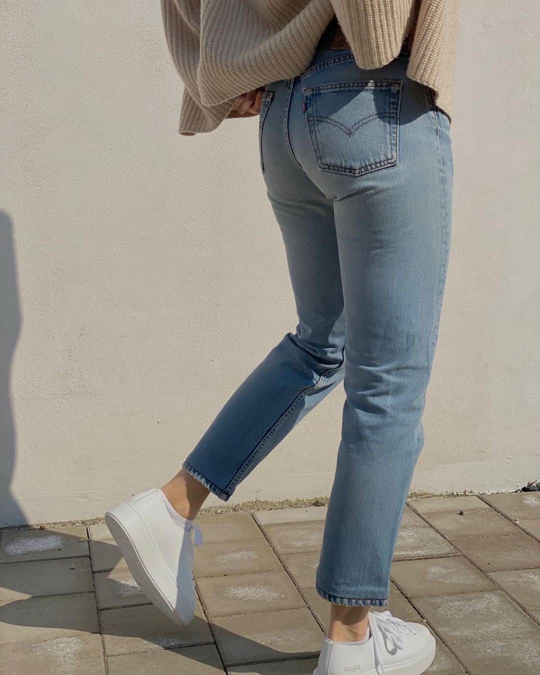 FashionMuggingさんのインスタグラム写真 - (FashionMuggingInstagram)「White sneakers and Levi’s to pick up fresh flowers for home #Saturday」3月28日 21時12分 - jessss.ab