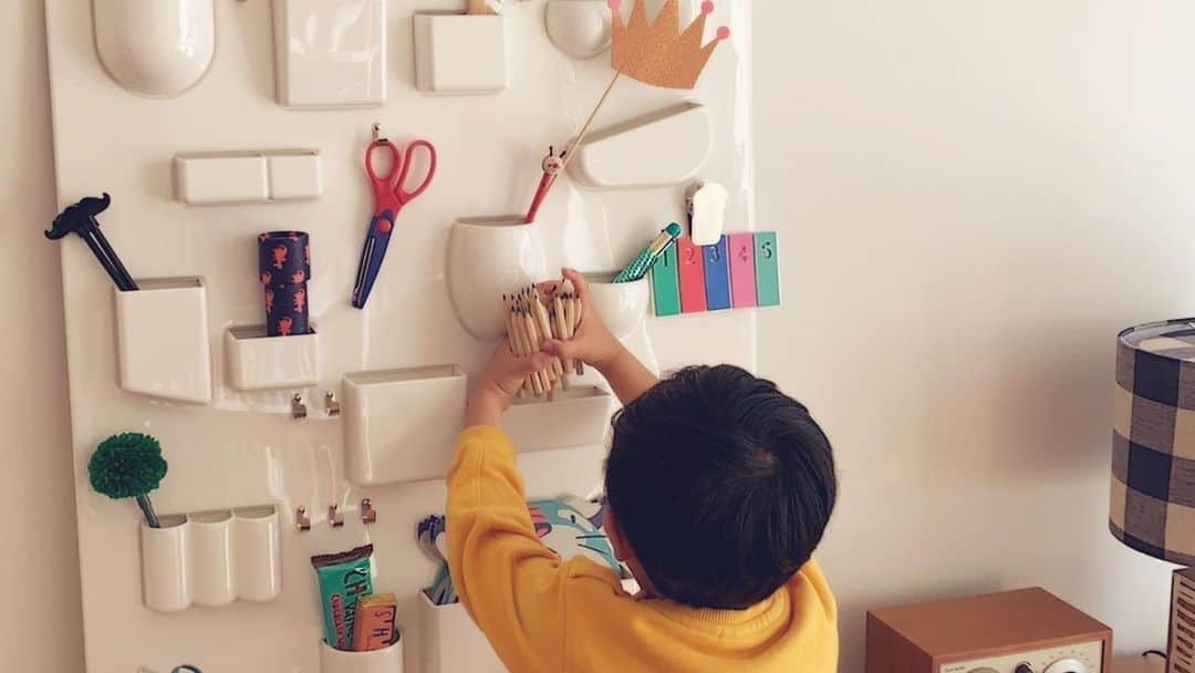 蛯原友里さんのインスタグラム写真 - (蛯原友里Instagram)「・ ・ お家で楽しく過ごしてもらおうと考え、 息子と一緒にホットケーキを作ったり。 ・ これからなにしようか聞いたら、 ポケットいっぱいの壁掛けに、色鉛筆を入れると子供部屋へ。 色々入れて気に入ってるみたい♪ ・ 自分でロボットの時計を合わせようとしてみたり。 お家にいる時間、見てるだけでも楽しいな☺︎ ・ ・ @vitra_japan @artekjapan @lifewithidee @actus_press ・ ・」3月28日 21時14分 - yuri_ebihara