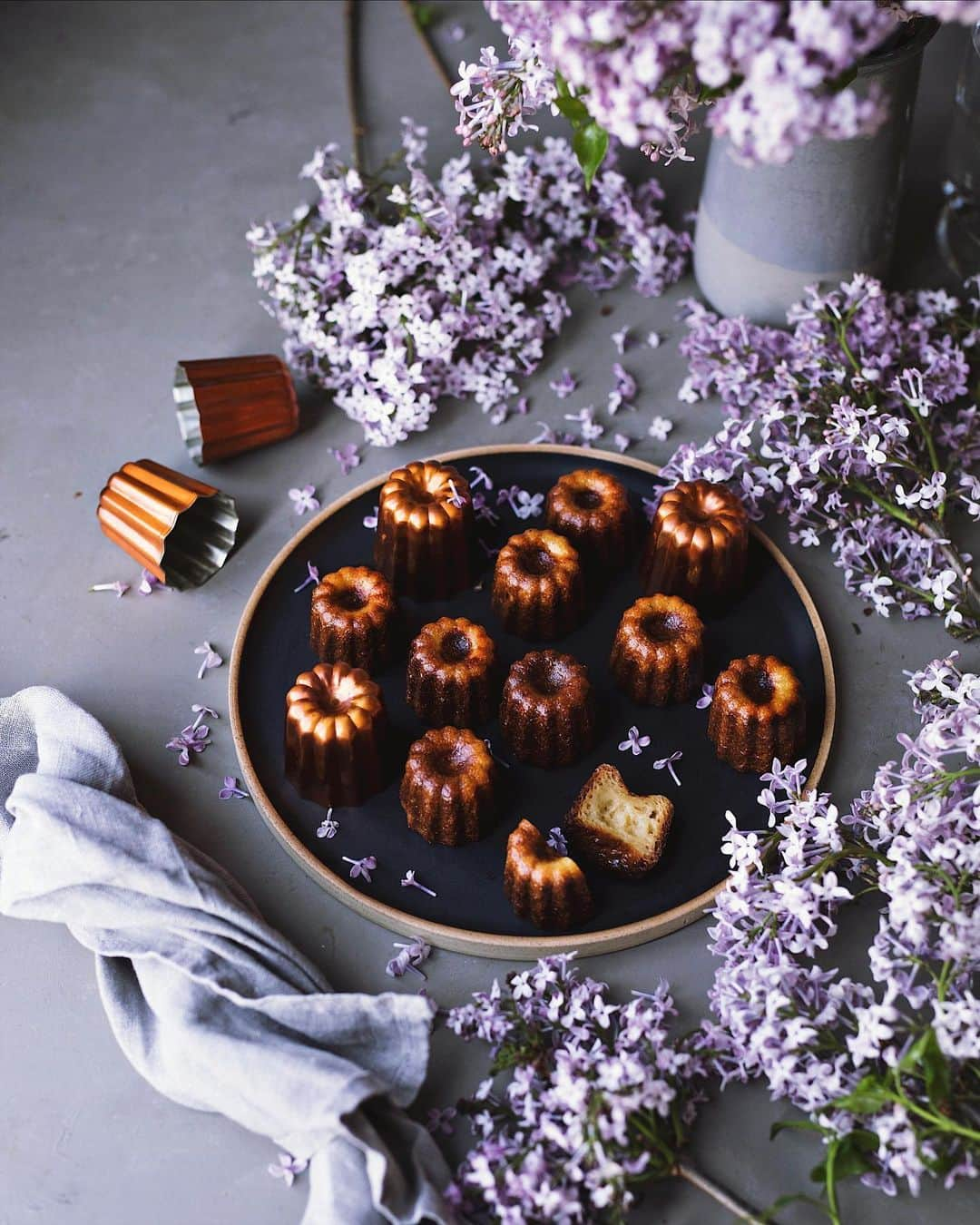 増田由希子さんのインスタグラム写真 - (増田由希子Instagram)「Canelés de Bordeaux.  #baking #homemade #Canelé #Canelés #lilac #lilacs #stayhome カヌレ・ド・ボルドー。焼いた当日は、表面がカリッとしていて特別美味しい。焼き色がしっかりついたカヌレには、紫色のライラックを合わせて 🤎 #花とお菓子　#ライラック　#焼菓子」3月28日 21時14分 - nonihana_