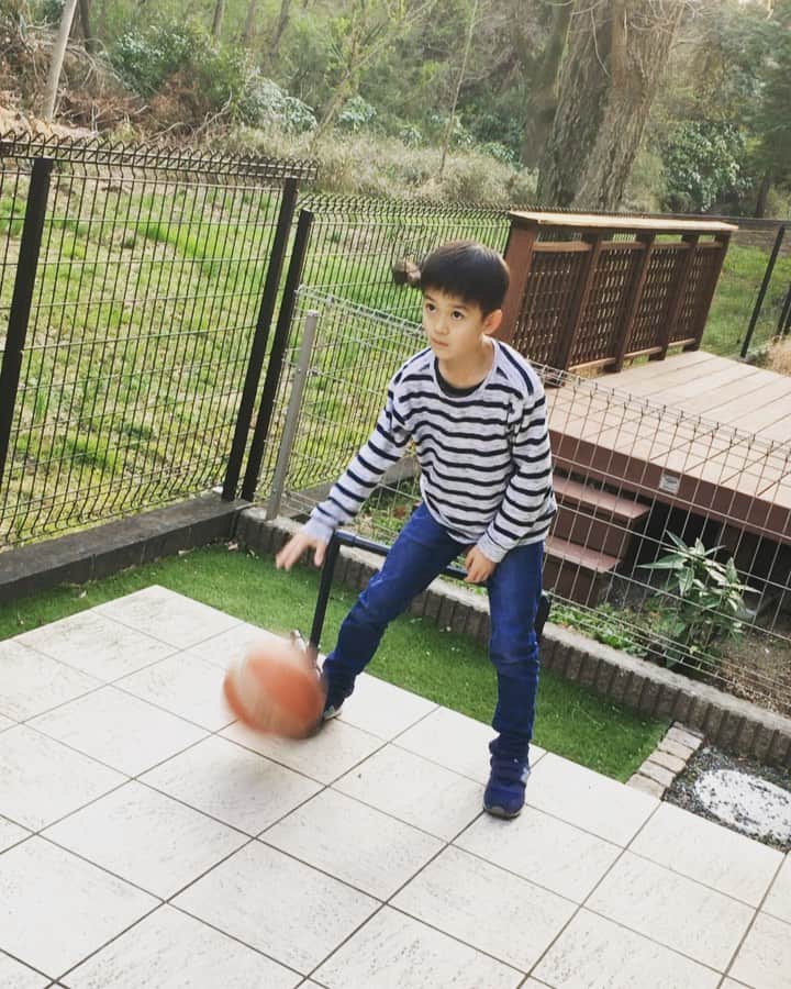 今村沙緒里のインスタグラム：「お兄ちゃんは☺︎ バスケに夢中🏀 嬉しい時は ガッツポーズだよ！ って教えたらすぐしてくれた🐶 はにかみ、かわいい。 早く、自由に、元気に、 外に出かけられる日が来ますように＊ ・ My cousin's son！ He likes basketball. We hope the day we can play safety will come soon🌈 ・ #child #boy #basketball #cool #hope #아이 #멋있다 #バスケ #ガッツポーズ #試合たのしみ #背が伸びてました」