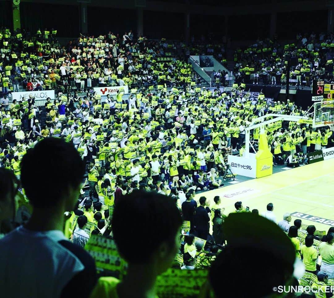 石井講祐さんのインスタグラム写真 - (石井講祐Instagram)「2019-2020シーズンが終了しました。途中中断という厳しい結果でしたが、1人1人の健康が最優先という苦渋の決断だったと思います。 まずはこの危機をみんなの力で乗り越えましょう‼️ 今シーズンこのチームで成し遂げられた事、その過程は素晴らしい時間でした！ チームメイト、コーチングスタッフ、フロントスタッフ、スポンサー、ボランティアスタッフ、ブースターの皆さん、サンロッカーズ渋谷に関わる全ての方々に感謝しています。 応援ありがとうございました📣 皆さんの為に出来ることを考えてしていこうと思います！  #サンロッカーズ渋谷 #Bリーグ #結 #FIGHTASONE」3月28日 21時31分 - ishiikosuke