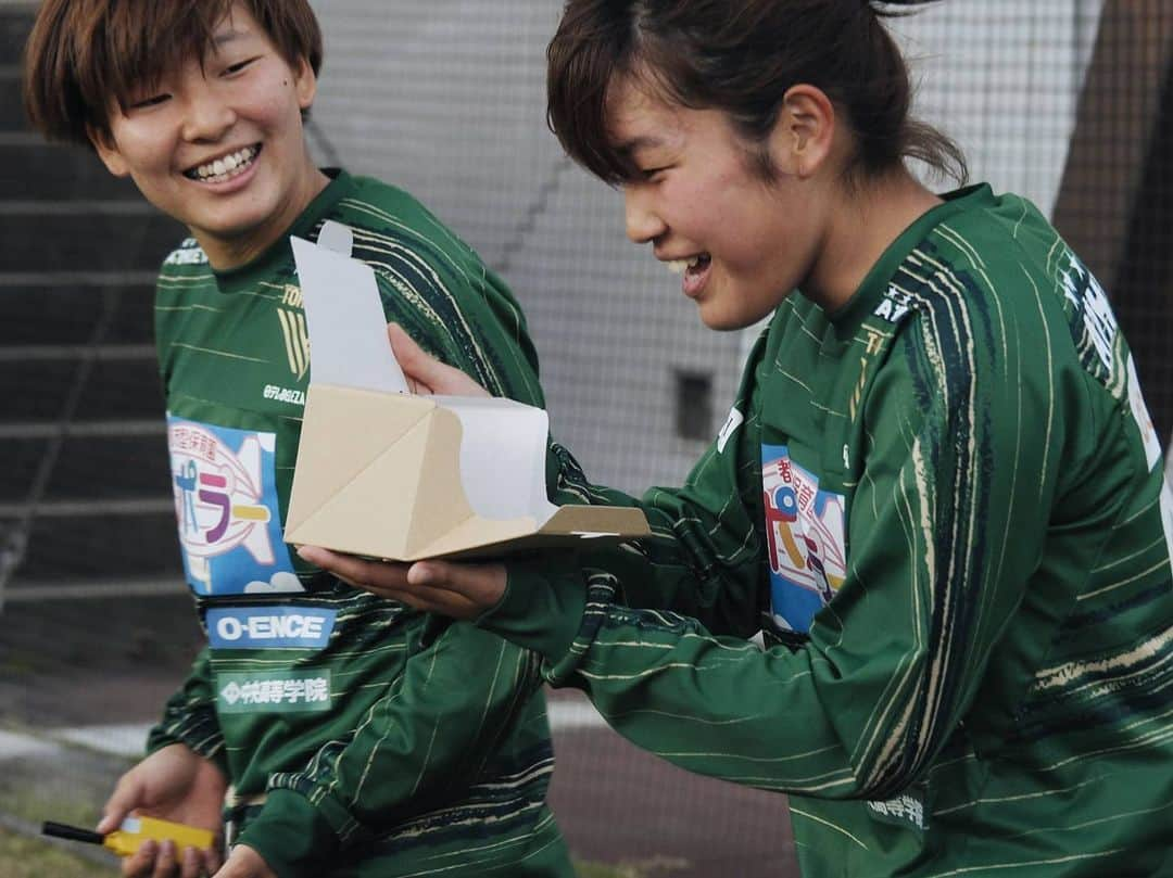 東京ヴェルディさんのインスタグラム写真 - (東京ヴェルディInstagram)「昨日は松田紫野選手の誕生日🎂  練習後に、チームメイト全員からの恒例のお祝い㊗️ 19歳もすてきな歳になりますように😉  #松田紫野  #おめでとうの1枚目 #準備万端の2枚目 #3枚目で容量いっぱいになってしまった😅 #続きはyoutube  #beleza #ベレーザ #日テレベレーザ #日テレ東京ヴェルディベレーザ #東京 #tokyo」3月28日 21時34分 - tokyo_verdy