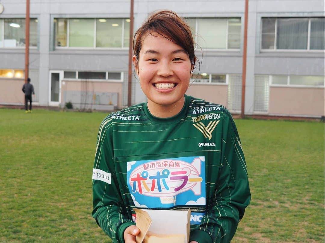 東京ヴェルディさんのインスタグラム写真 - (東京ヴェルディInstagram)「昨日は松田紫野選手の誕生日🎂  練習後に、チームメイト全員からの恒例のお祝い㊗️ 19歳もすてきな歳になりますように😉  #松田紫野  #おめでとうの1枚目 #準備万端の2枚目 #3枚目で容量いっぱいになってしまった😅 #続きはyoutube  #beleza #ベレーザ #日テレベレーザ #日テレ東京ヴェルディベレーザ #東京 #tokyo」3月28日 21時34分 - tokyo_verdy