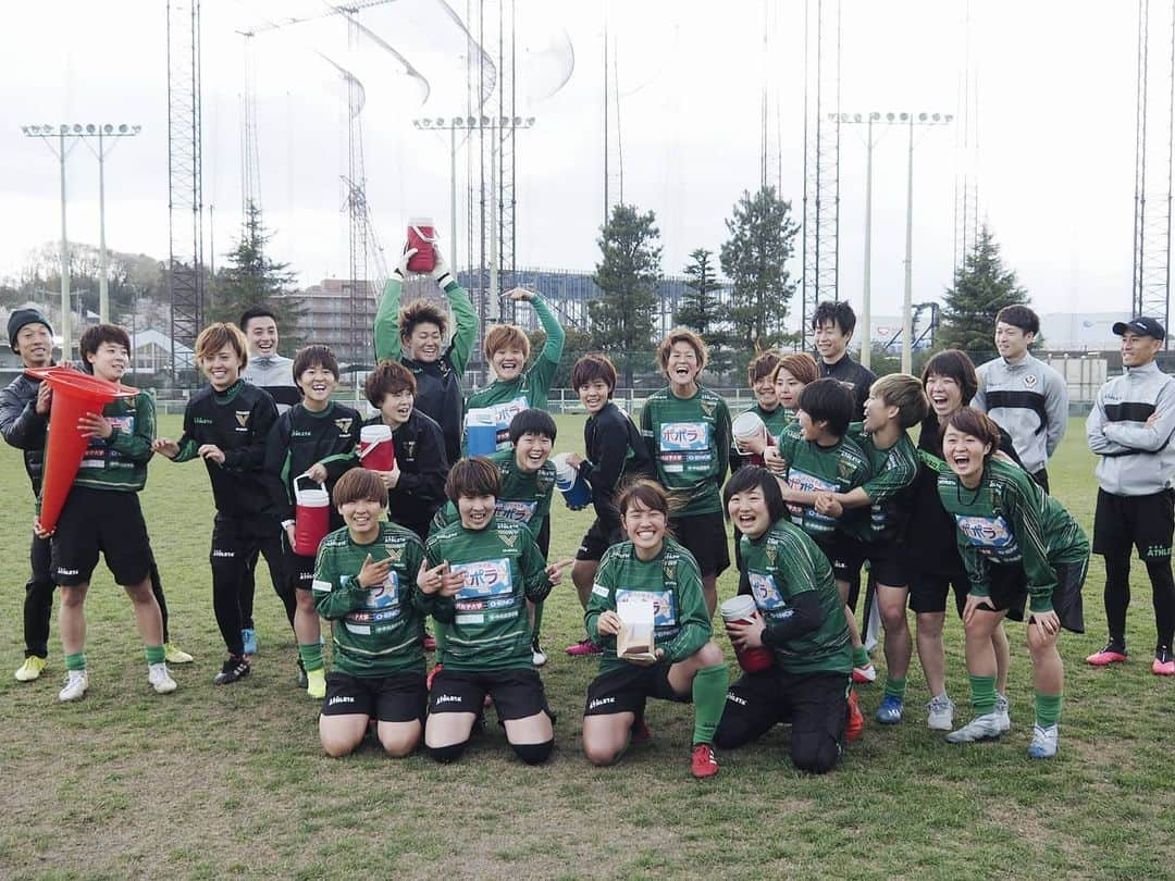 東京ヴェルディさんのインスタグラム写真 - (東京ヴェルディInstagram)「昨日は松田紫野選手の誕生日🎂  練習後に、チームメイト全員からの恒例のお祝い㊗️ 19歳もすてきな歳になりますように😉  #松田紫野  #おめでとうの1枚目 #準備万端の2枚目 #3枚目で容量いっぱいになってしまった😅 #続きはyoutube  #beleza #ベレーザ #日テレベレーザ #日テレ東京ヴェルディベレーザ #東京 #tokyo」3月28日 21時34分 - tokyo_verdy