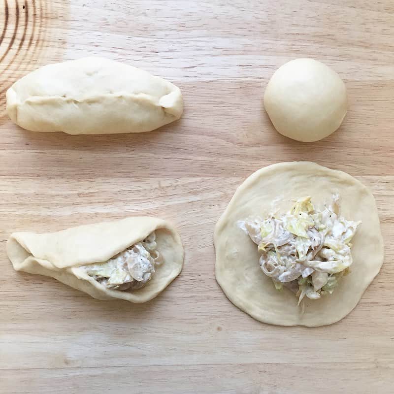 ヤミーさんのインスタグラム写真 - (ヤミーInstagram)「まるでおやき！フライパン焼き「キャベツのピロシキ」のレシピを @ym_3stepcooking ブログにアップしました。⁣ ⁣ パリモチな生地に包まれた、キャベツの甘味ととろけるクリームチーズがたまらない、“手作りピロシキ”。⁣ ⁣ おうちにいるからってヒマでは無いと思いますが、手を動かすとちょっと気が紛れるし、楽しいから、こんな時こそ、いつもよりは手間のかかるこちらを。⁣ ⁣ なんといっても、ぜひぜひ焼き立てを食べて欲しいのです！！⁣ ⁣ キャベツに限らず、あまりものおかずを包んで焼いても、たいがいおいしい💕⁣ ⁣ ⁣ ⁣ ちょっと手間かかるけど、その分楽しいおいしいが待ってますよ〜⁣ ⁣ こちらは、ヤミーズクッキングスタジオの募集開始前、3年前のプレレッスンで作りました。⁣ 今年の10月に再レッスン予定。⁣ 具は変えますが！お楽しみに〜⁣ ⁣ ⁣ #おこもりクッキング ⁣#おうち時間  #ヤミー #レシピ #recipe #3step #料理教室 #料理教室下北沢 #cookingclass #yummyscookingstudio #ヤミーズクッキングスタジオ」3月28日 21時35分 - ym_3stepcooking