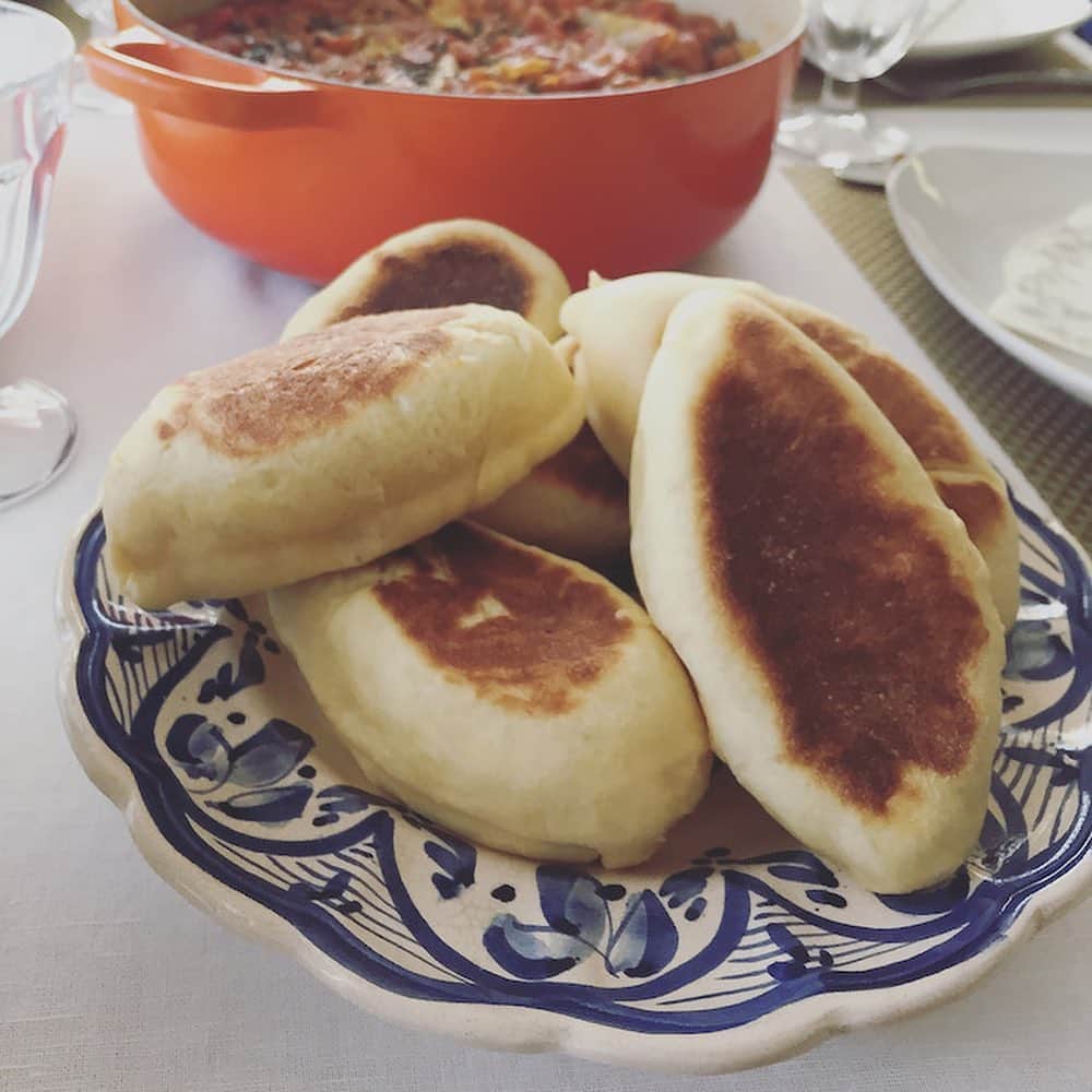 ヤミーさんのインスタグラム写真 - (ヤミーInstagram)「まるでおやき！フライパン焼き「キャベツのピロシキ」のレシピを @ym_3stepcooking ブログにアップしました。⁣ ⁣ パリモチな生地に包まれた、キャベツの甘味ととろけるクリームチーズがたまらない、“手作りピロシキ”。⁣ ⁣ おうちにいるからってヒマでは無いと思いますが、手を動かすとちょっと気が紛れるし、楽しいから、こんな時こそ、いつもよりは手間のかかるこちらを。⁣ ⁣ なんといっても、ぜひぜひ焼き立てを食べて欲しいのです！！⁣ ⁣ キャベツに限らず、あまりものおかずを包んで焼いても、たいがいおいしい💕⁣ ⁣ ⁣ ⁣ ちょっと手間かかるけど、その分楽しいおいしいが待ってますよ〜⁣ ⁣ こちらは、ヤミーズクッキングスタジオの募集開始前、3年前のプレレッスンで作りました。⁣ 今年の10月に再レッスン予定。⁣ 具は変えますが！お楽しみに〜⁣ ⁣ ⁣ #おこもりクッキング ⁣#おうち時間  #ヤミー #レシピ #recipe #3step #料理教室 #料理教室下北沢 #cookingclass #yummyscookingstudio #ヤミーズクッキングスタジオ」3月28日 21時35分 - ym_3stepcooking