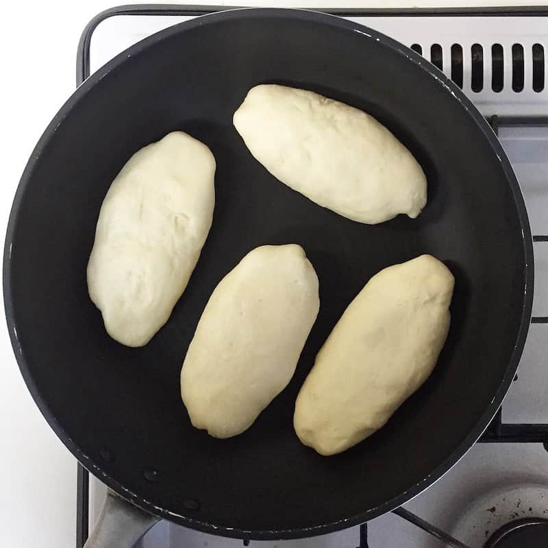 ヤミーさんのインスタグラム写真 - (ヤミーInstagram)「まるでおやき！フライパン焼き「キャベツのピロシキ」のレシピを @ym_3stepcooking ブログにアップしました。⁣ ⁣ パリモチな生地に包まれた、キャベツの甘味ととろけるクリームチーズがたまらない、“手作りピロシキ”。⁣ ⁣ おうちにいるからってヒマでは無いと思いますが、手を動かすとちょっと気が紛れるし、楽しいから、こんな時こそ、いつもよりは手間のかかるこちらを。⁣ ⁣ なんといっても、ぜひぜひ焼き立てを食べて欲しいのです！！⁣ ⁣ キャベツに限らず、あまりものおかずを包んで焼いても、たいがいおいしい💕⁣ ⁣ ⁣ ⁣ ちょっと手間かかるけど、その分楽しいおいしいが待ってますよ〜⁣ ⁣ こちらは、ヤミーズクッキングスタジオの募集開始前、3年前のプレレッスンで作りました。⁣ 今年の10月に再レッスン予定。⁣ 具は変えますが！お楽しみに〜⁣ ⁣ ⁣ #おこもりクッキング ⁣#おうち時間  #ヤミー #レシピ #recipe #3step #料理教室 #料理教室下北沢 #cookingclass #yummyscookingstudio #ヤミーズクッキングスタジオ」3月28日 21時35分 - ym_3stepcooking