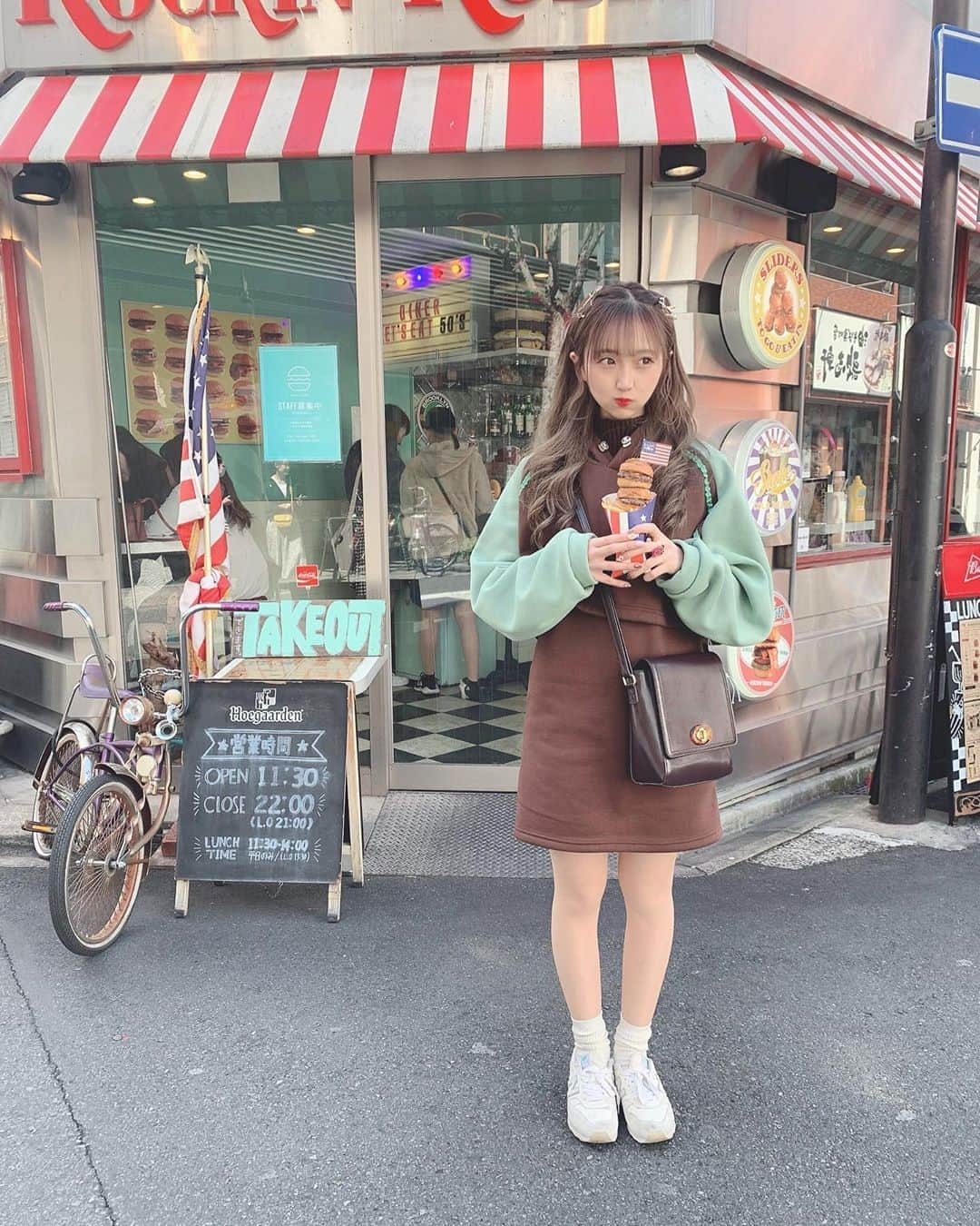 星野麻里愛さんのインスタグラム写真 - (星野麻里愛Instagram)「外見かわいい🍔 みんな行ったことあるの？ ﻿ ﻿ ﻿ ﻿ ﻿ ﻿ ﻿ ﻿ ﻿  #ミニハンバーガー #ハンバーガー屋 #名古屋ハンバーガー #大須食べ歩き#大須グルメ#名古屋観光#名古屋おすすめ#名古屋グルメ #大須商店街 #大須#大須ランチ  #おすすめハンバーガー#食べ歩きスライダーズ #ロッキンロビン大須店 #ロッキンロビン#イチナナキログラム  #17kg#韓国ファッション#韓国コーデ#セットアップ」3月28日 21時47分 - maria.pink28