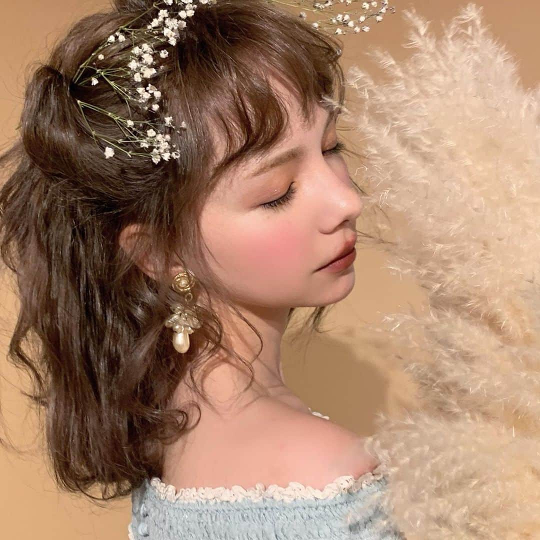 柴田あやなのインスタグラム：「@__treat.urself__ のポスターの撮影のデータうなちゃんが載せ始めてるからわたしもオフショ載せてくで〜い  不要不急の外出は明日までってなってるけど 自分が感染しないのは第一、家族や大事な人に感染させないようにまだもう少しだけ、がんばりましょうね。飲み会も遊びに行くのもきっとまたできるようになるし、テーマパークやライブもまた行ける日が来ると思います。家から絶対出ちゃダメとはなってないけど、なるべく地元で過ごしましょ！もう少しの辛抱！がんばろうね！ 今日みたいにまたみんなとまったり通信やったりします！」