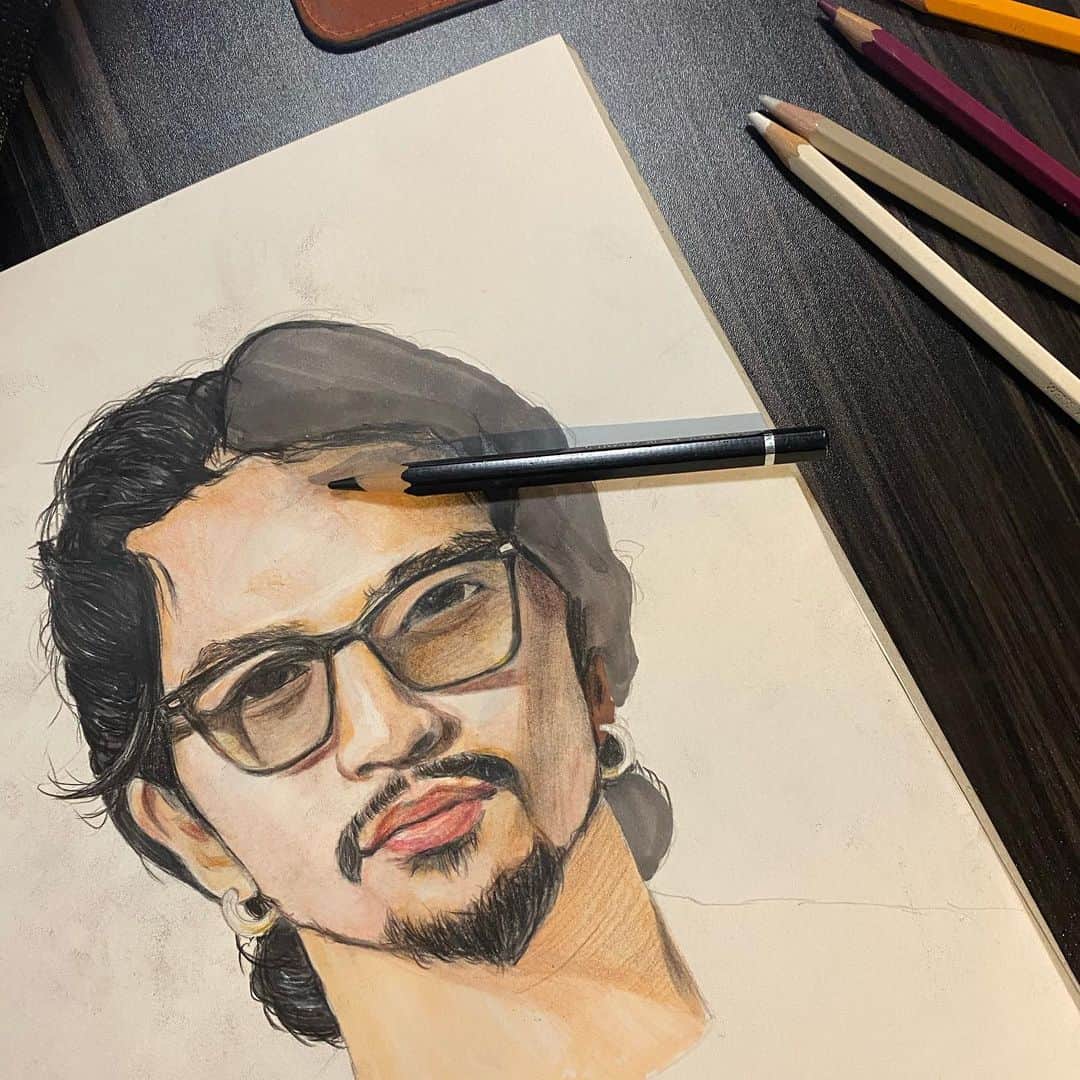 maki ogawaさんのインスタグラム写真 - (maki ogawaInstagram)「My 19 yo is drawing a member of #kinggnu who’s on vocals and guitar. ﻿Son said "He has a genius for music. He isn’t good at just singing but can also compose songs and write lyrics.” ﻿ ﻿ BUT, I think you have the talent to draw pics as well😆😆﻿ ﻿ #常田大希 #きんぐぬー  #キングヌー #キングヌー常田大希 #drawing #drawing🎨 #おうちじかん #おうちじかんを楽しもう #お絵かき #模写 #模写絵」3月28日 21時55分 - cuteobento