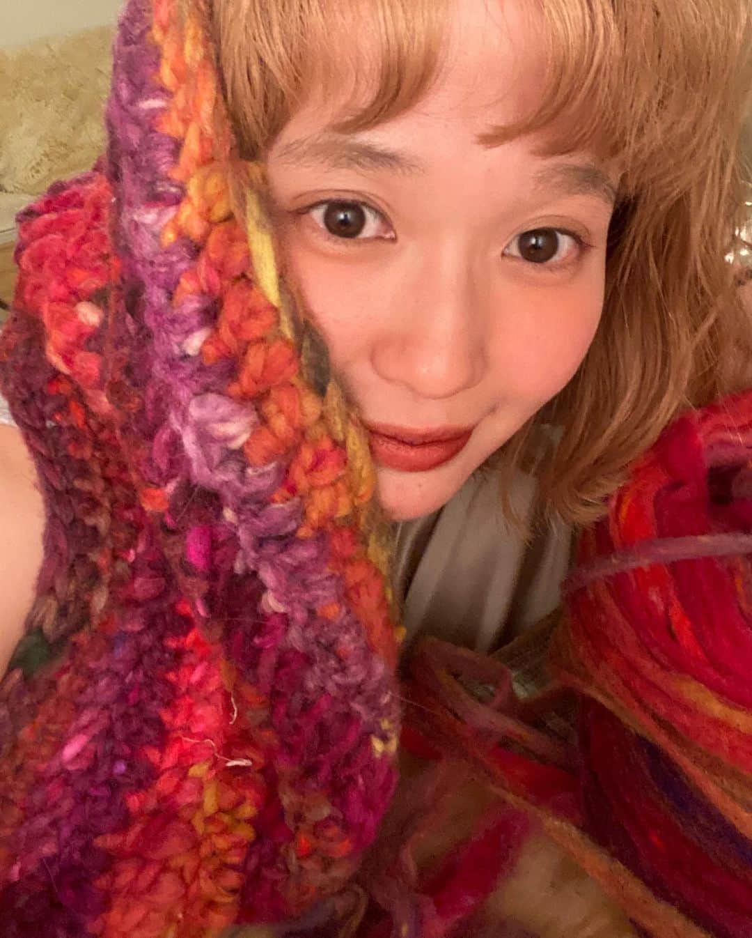 柴田紗希さんのインスタグラム写真 - (柴田紗希Instagram)「おうち時間は編み物🧶 インスタライブ、お話ししに来てくれてありがとうね。 少しでもハッピーな心気分になれたらさ、少なくとも私はみんなのおかげでにやにやできました♡ いつもありがとう☺️🙏🏻 ちなみに、編み物は最近　@kurumi_nakata ちゃんが伝授してくれました。クルミちゃんの教えを最後までやりぬくぞーーー！」3月28日 21時59分 - shibasaaki