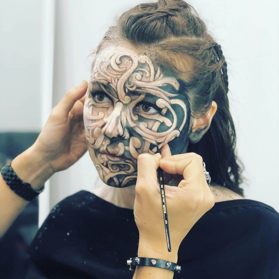 Amazing JIROさんのインスタグラム写真 - (Amazing JIROInstagram)「I created my own artwork after a long time! Hope you like my new creation.  Stay safe everyone!  Face & Body paint : #amazing_jiro Hair : Yui Amano Model : Jina Sunahara Photo : Youhei Kodama @kodamax_photo  Studio : KAMEIDO STUDIO @kameidostudio.tokyo  #facepaint #facepainting #bodypaint #makeup #mua #makeupartist #hair #art #avantgarde #darkbeauty #baroque #acanthus #scrollwork #ornamental #warrior #fantasy #makeupart #artmakeup #tribalmakeup #creativemakeup #artisticmakeup #fantasymakeup #fantasyart #crazymakeups #mehronxmimichoi #フェイスペイント #ボディペイント #メイク #作品」3月28日 22時01分 - amazing_jiro