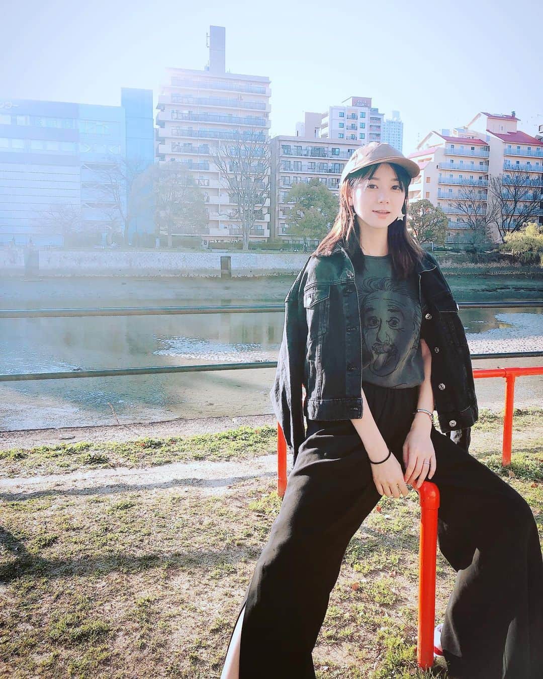西村みえこさんのインスタグラム写真 - (西村みえこInstagram)「近頃、娘が沢山撮りたがる。 ポーズも指定。  Morning♡  #japan #tokyo #hiroshima #off #peace #live #love  #mydaughter  #miekonishimura」3月29日 8時55分 - mieko_nishimura_
