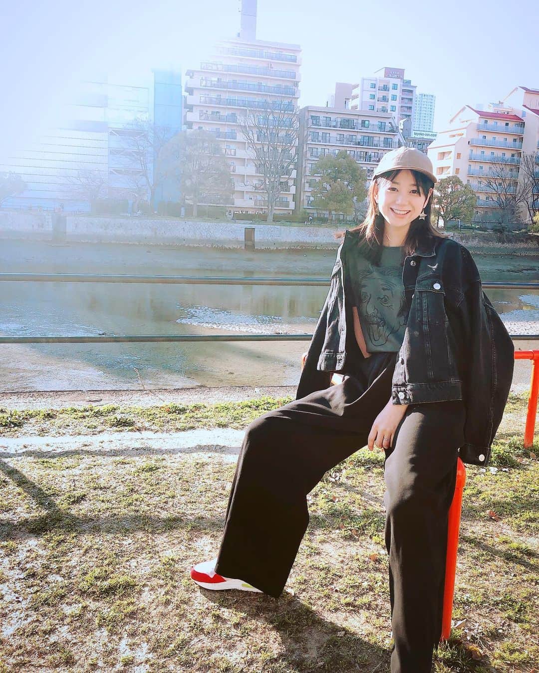 西村みえこさんのインスタグラム写真 - (西村みえこInstagram)「近頃、娘が沢山撮りたがる。 ポーズも指定。  Morning♡  #japan #tokyo #hiroshima #off #peace #live #love  #mydaughter  #miekonishimura」3月29日 8時55分 - mieko_nishimura_