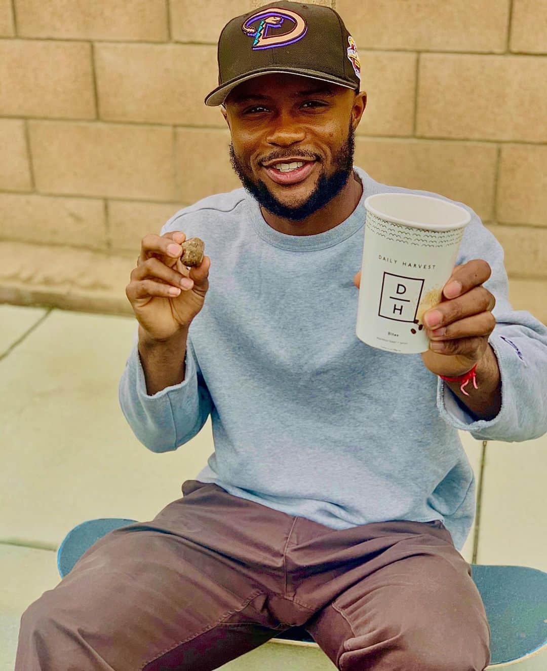 ダショーン・ジョーダンのインスタグラム：「These Espresso Bean + Tahini Bites are 🔥 Like little bite-sized mocha cookie dough... but good for you! @dailyharvest is helping me perfect my snack game 🛹 Checkout my story for a discount code & swipe up link to #DailyHarvest」