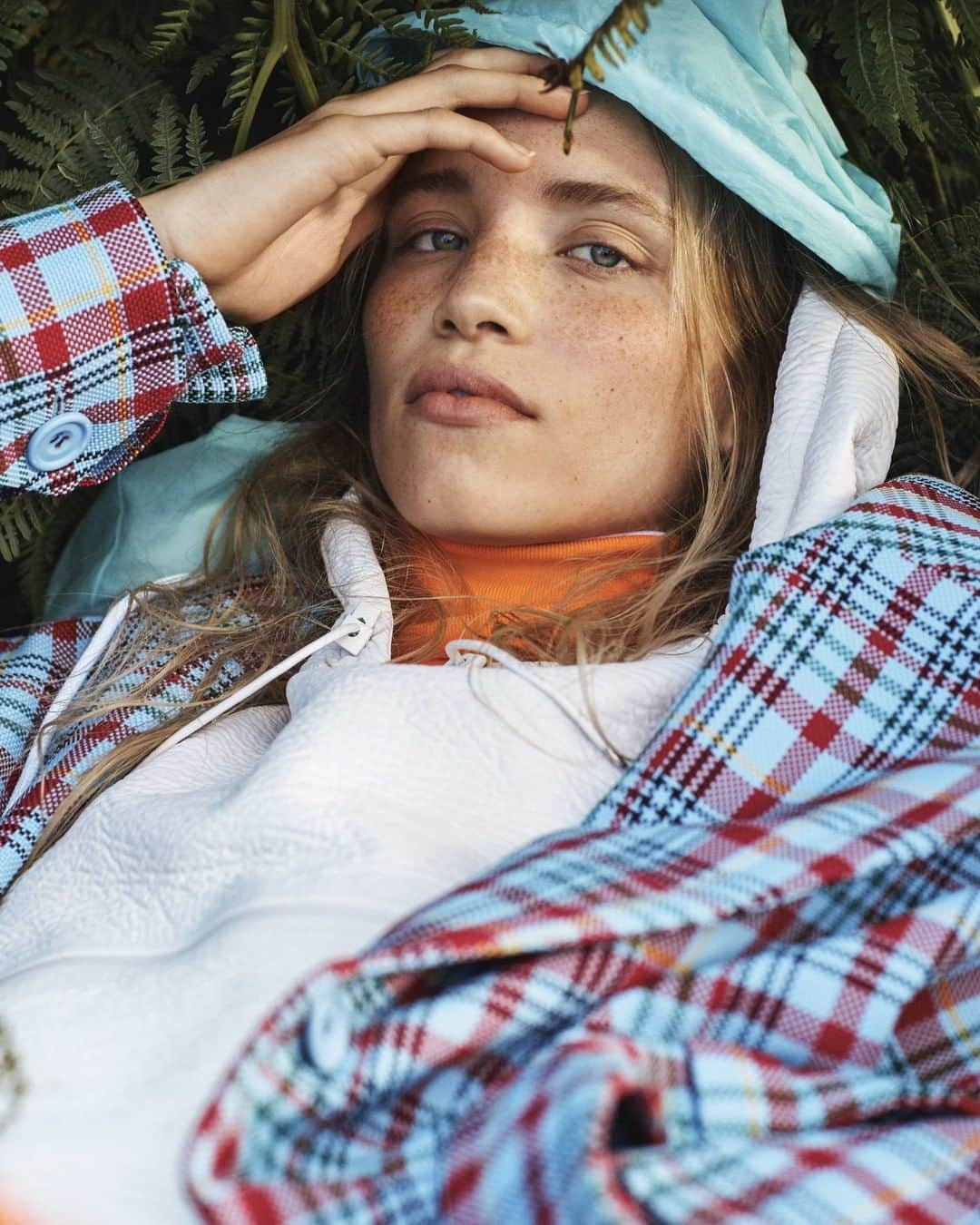 Vogue Beautyさんのインスタグラム写真 - (Vogue BeautyInstagram)「Is your stress affecting your skin? You're not alone. “Any type of stress can manifest in your skin, since it’s the largest organ in the body,” says New York City plastic surgeon Lara Devgan, M.D. (@laradevganmd) “Stress can increase cortisol levels which in turn increases inflammation.” At the link in our bio, Devgan shares expert tips for dealing with stressed skin, including one tip that's bound to bring you joy. Photographed by @JoshOlins, Vogue, October 2018」3月29日 7時46分 - voguebeauty