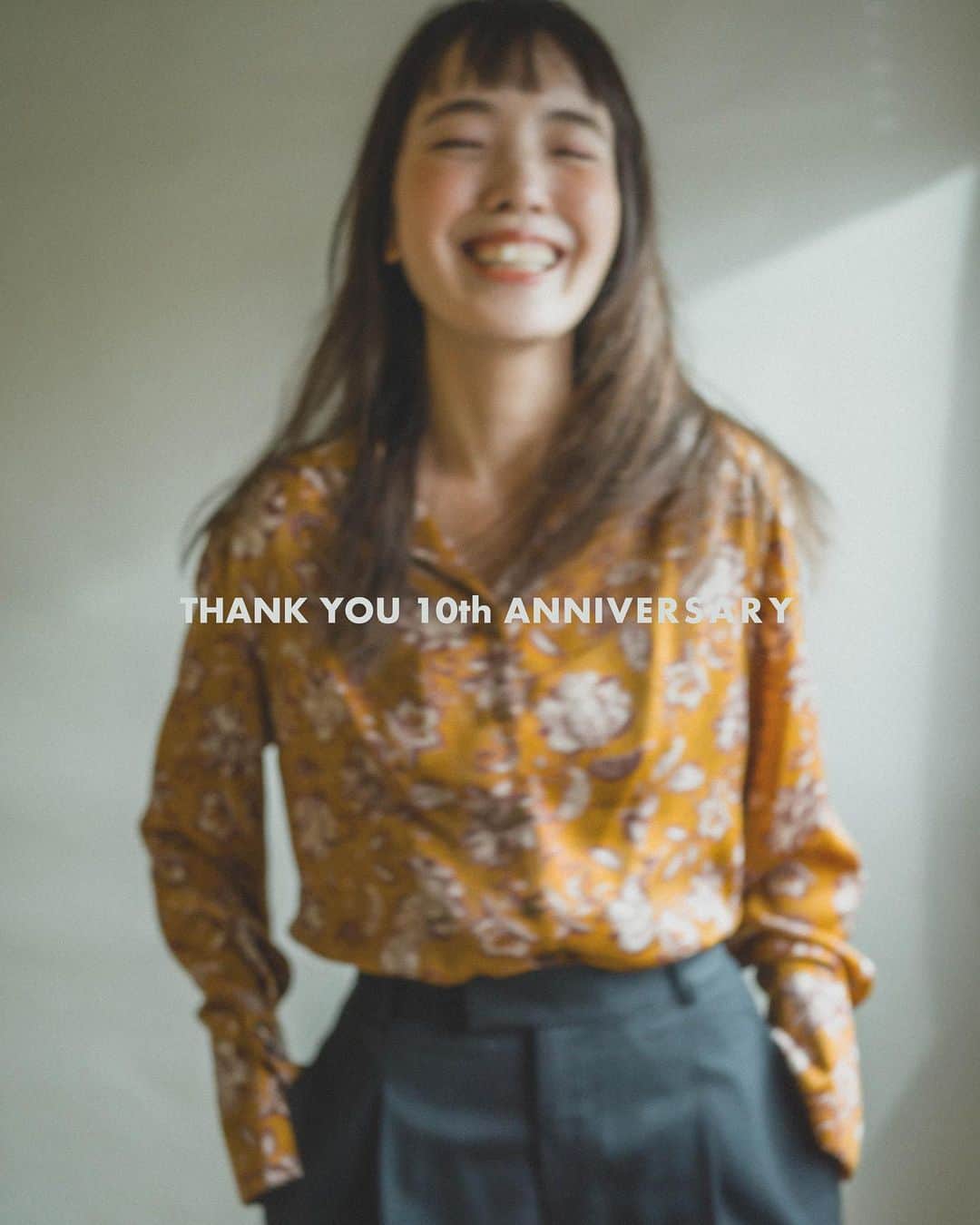 Yuta Misumiのインスタグラム：「. 本日なんと！無事10周年を迎えることが出来ました。 これも単にお客様は勿論、社員、家族、友達など僕と関わってくれるすべての人のおかげです。ありがとうございます。 . 独立当初10年は続けられるようにしないと。と漠然と心に誓った記憶があります。 大変な時もありましたが、こうして信頼できるメンバーが少しずつ増え10年前の一つの目標に届いたことを本当に嬉しく思います。 みんなありがとう。 . 暗いニュースが続き、世界全体で緊張感のある時期ですが、僕達の仕事は髪を切るだけでなく『毎日をちょっぴりハッピーに』することです。 愚直に精進し、壮大な夢を語り続けられるよう11年目からの第二章も社員全員で喜ばれるサロンづくりをしていきます。 今後とも宜しくお願いします。 . #かわいいをすぐそばで . 2020.03.29 株式会社LOKE 三角祐太 . @saori_naka_ochi_da  @horikengram  @mmk10.23  @myhair_minami  @myhair.chika  @____mttoy  @_ryou_1230  @oyasumiii_36  @ko1nstagram」