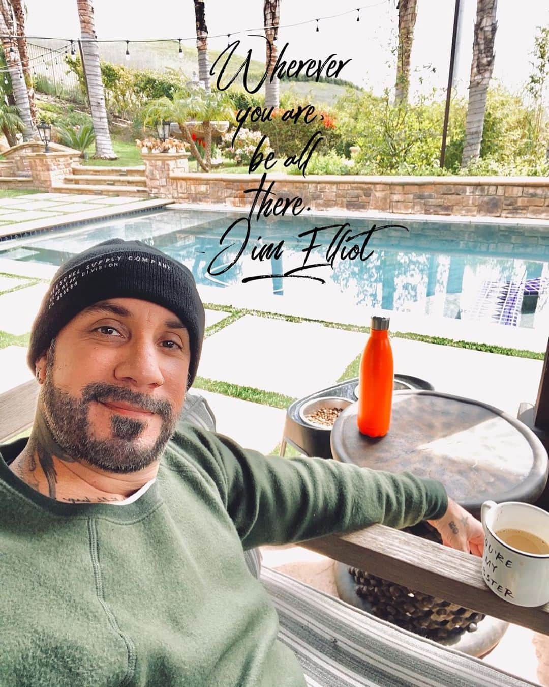 のインスタグラム：「Just checking in on the world! I hope everyone is staying safe and is enjoying a little quality time with their loved ones. Peace and love to everyone! #TigerKingRules」
