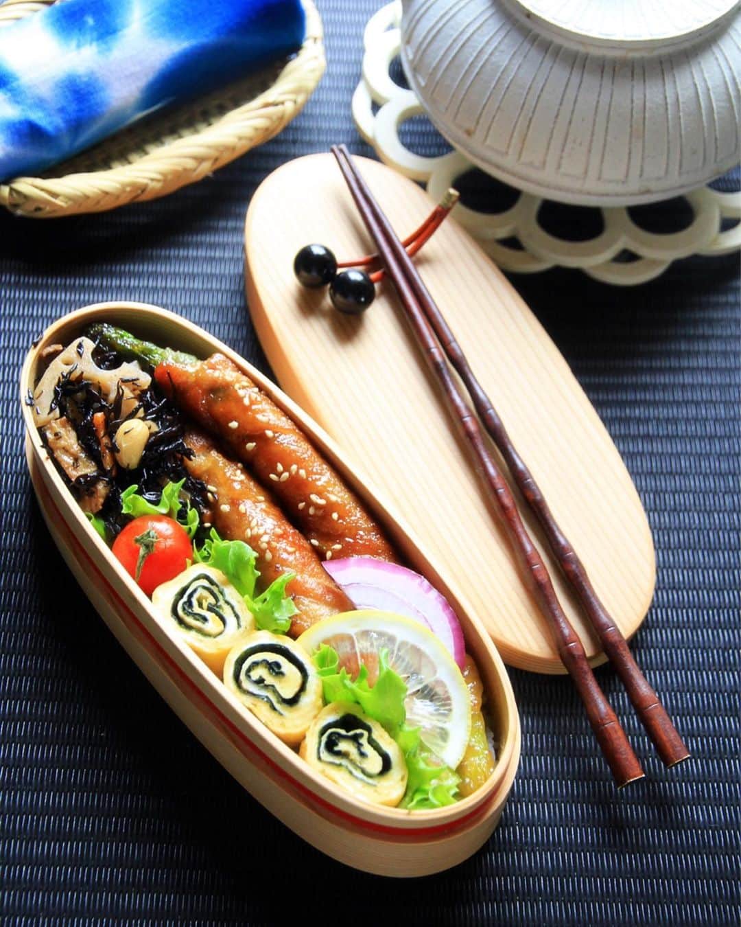 Sayaka.Mさんのインスタグラム写真 - (Sayaka.MInstagram)「. #obento #lunchbox #japanesefood . . 昨日は旦那弁当のみ 久々にこのお弁当箱使ったけどやっぱ可愛い . お弁当🍱 •アスパラの肉巻き •出汁巻海苔入り •ひじきの煮物 •ミニトマト . 6月にディズニー予定だったけど ちょっと今の状況じゃ難しいのかな😢 #うちで過ごそう . 使ってるものは #楽天roomに載せてます . . =============== 私のお弁当の記録は My lunch records. 我的便当记录 제 도시락의 기록 ↓↓↓ #sayaka弁当 =============== . #お弁当 #お弁当おかず #お弁当記録 #お弁当部 #旦那弁当 #オベンタグラム #テーブルコーディネート #アスパラの肉巻き #わっぱ弁当 #わっぱ弁当箱 #わっぱべんとう #お昼ごはん #昼ごはん #朝ごはん #和食ごはん #和食 #和食ランチ #フーディーテーブル #札幌ママ #北海道ママ #ママライフ #わたしのおいしい写真 #わたしのお弁当 #出汁巻き卵」3月29日 8時18分 - insta.sayaka