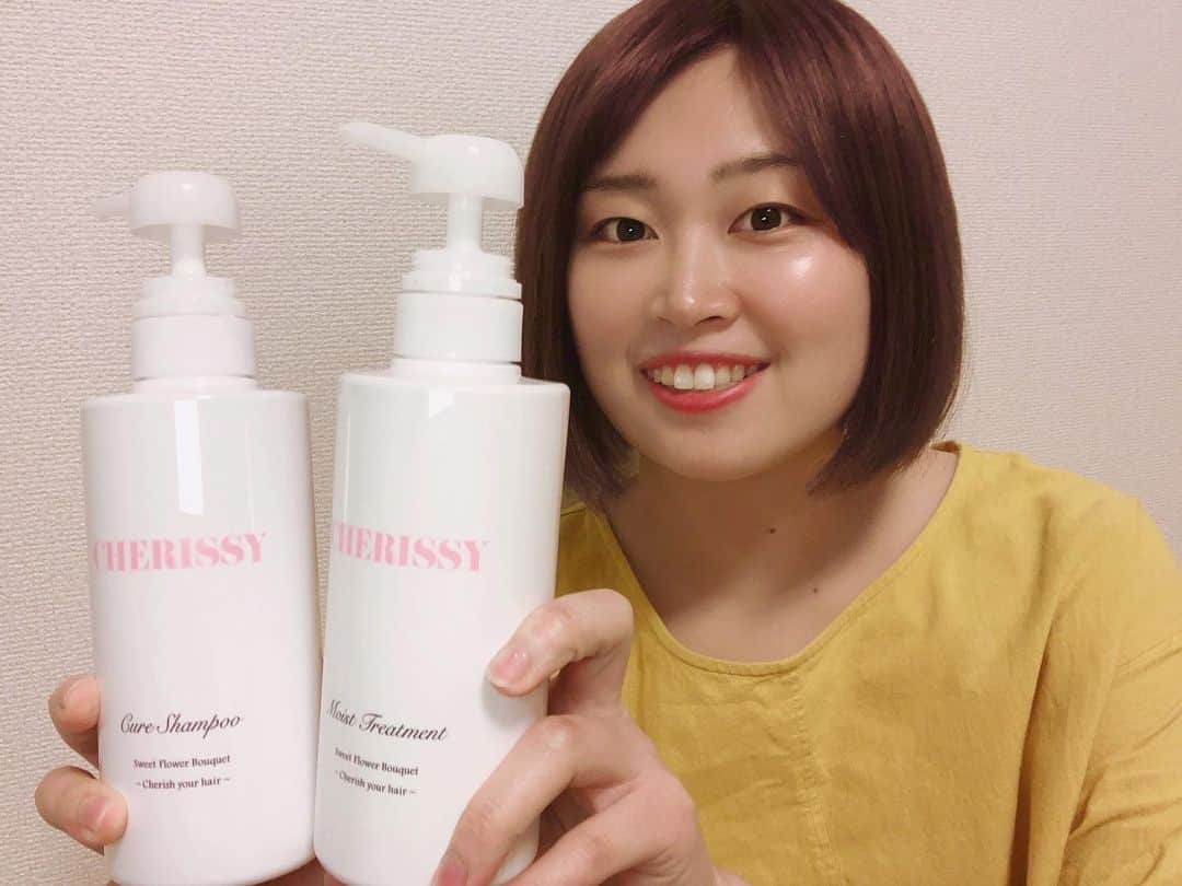 下平夏奈さんのインスタグラム写真 - (下平夏奈Instagram)「ピンクのヘアカラーをするように なってから使っている  CHERISSYの シャンプーとトリートメント✨ @cherissy_official : : サロン品質の習慣化を実現した 高機能天然シャンプー♩  格段にカラーの持ちがよくなっているし、 洗い上がりもしっとりしていて  私のだいすきな フラワーブーケの優しい甘い香りは リラックス効果もあるので 最近 とても気に入っています！  他にも ドライヤーの熱に反応して 髪がサラサラになったり、 翌日まで香り続く ヘアフレグランス効果もあるのでオススメ！  自分へのご褒美や お友達へのちょっとしたプレゼントにも 喜ばれそう♩ : : 詳しくは @cherissy_official をチェックしてみてね！ : : #ボブヘアー #ショートボブ  #さらさらヘアー #cut #shorthair  #short #bobhaircut #pinkhair  #ピンクベージュ #ピンクブラウン  #春カラー #チェリッシー #シャンプー #トリートメント #ヘアケア #CHERISSY  #韓国コスメ #サロン #つや髪 #pr  #美容好き #スポーツ #アスリート #sports #workout #shampoo #treatment  #ootd #韓国好きな人と繋がりたい」3月29日 8時49分 - kana0412.sss