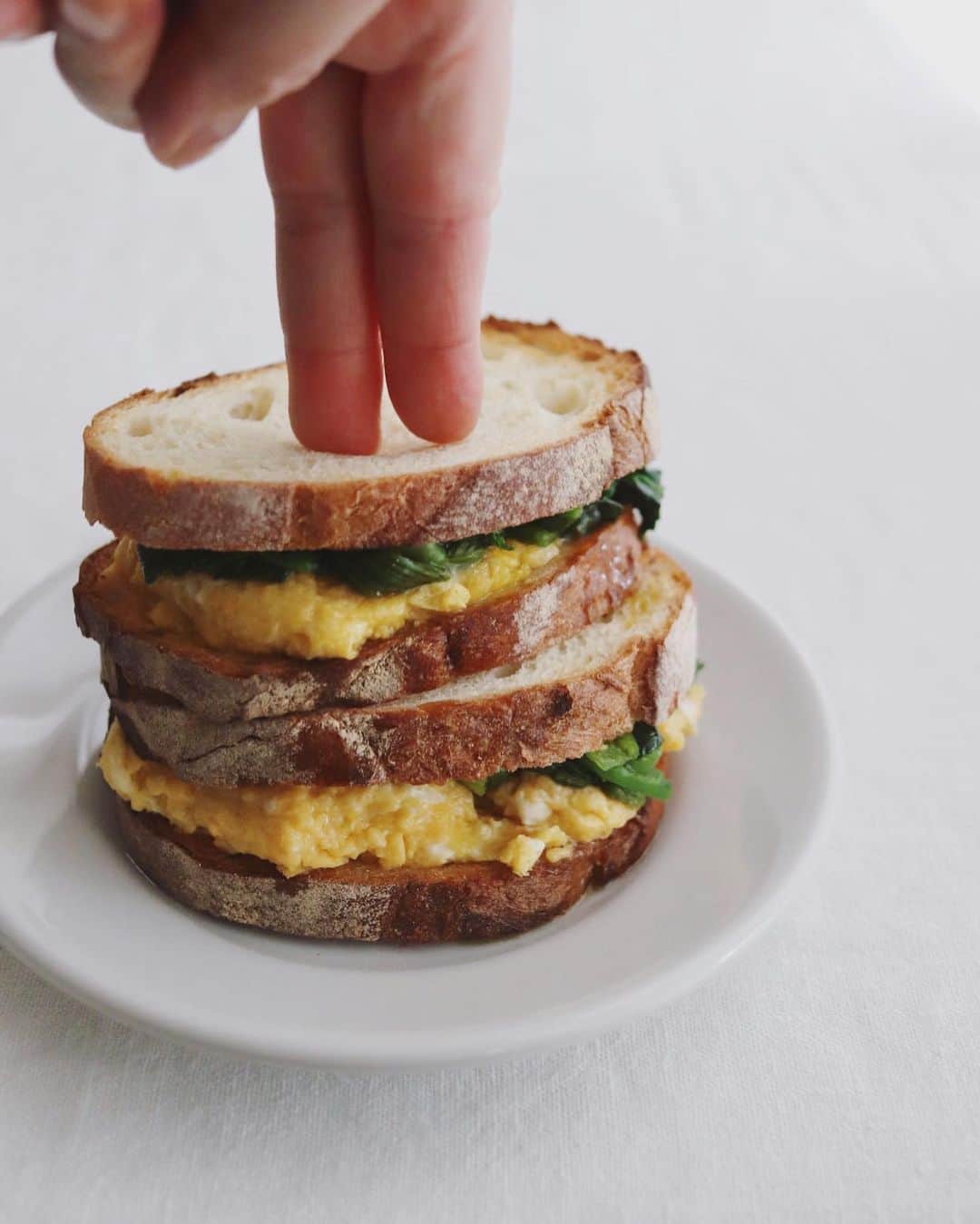 樋口正樹さんのインスタグラム写真 - (樋口正樹Instagram)「Omelette Sandwich . 朝ごはんのサンドイッチ。 チーズ入りのオムレツと ＆ほうれんそうのソテー。 . お前はもう挟まれている！ ☝️☝️☝️☝️☝️☝️☝️ . . #お前はもう挟まれている #サンドイッチ #朝ごパン #🥪 #サンドイッチ部 #sandwich #sandwichgram #instasandwich #omelettesandwich #handsinframe」3月29日 8時46分 - higuccini