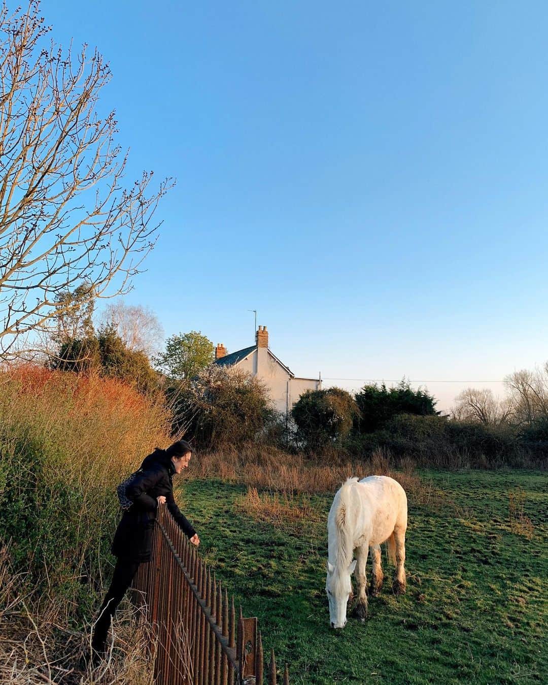 香華（KOuKA）のインスタグラム：「These last few weeks of life have had many strange and scary moments but have really given me perspective. Spending the past few days in the British countryside have made me truly grateful that I am able to spend time with my family and talk daily to my wonderful friends ❤️ It makes me really appreciate every moment, something I will remember when things go back to normal 🙏 #dailywalk」