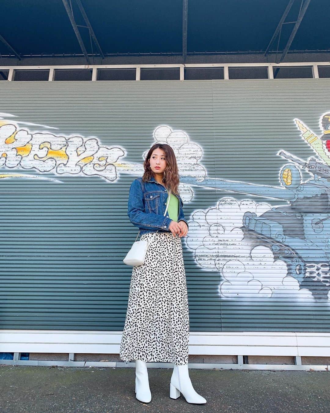 青野美沙稀さんのインスタグラム写真 - (青野美沙稀Instagram)「春がきた〜🌸と思ったら また寒くなるみたいだね🥺 . 今日と明日はなるべく外出を 控えましょう🎀 . 私も引きこもって 整理整頓したり、 やらなきゃいけないことを リストにしたり、 Netflixのドラマや映画見たり ゆっくり過ごしてます👏 . BiscatsのCDをゆっくり 聴きまくるのもオススメ🥰❤️笑 . #code #fashion #コーデ #ファッション #春 #spring #春コーデ #moussy #bershka  #グリーンカラー #green #misakicode #whiteboots #furla」3月28日 23時58分 - misaki_aono