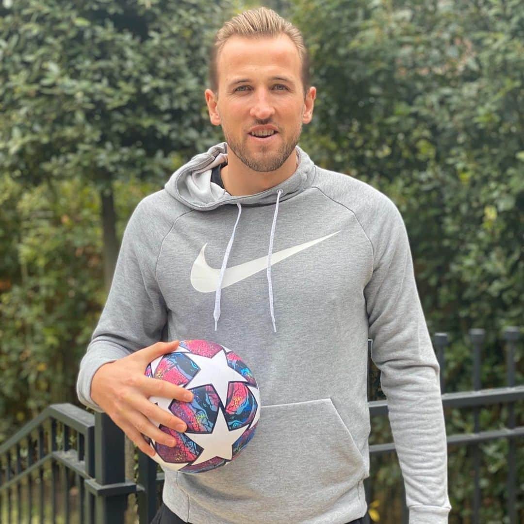 ハリー・ケインのインスタグラム：「Saturday 3pm normally means football. But at the moment it’s far more important everyone stays home. Do your bit. Protect the NHS, save lives. #StayHomeSaveLives」