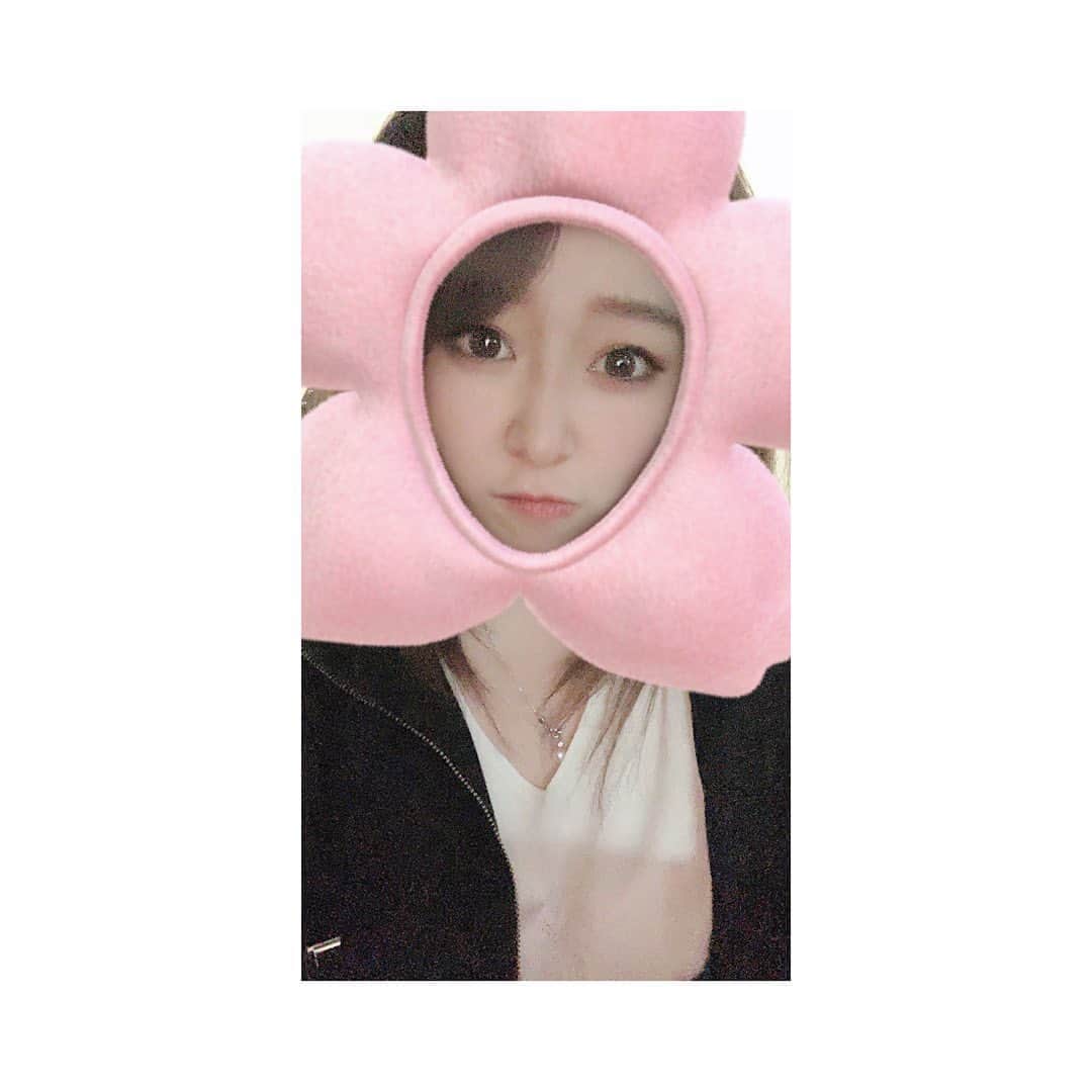 中冨杏子さんのインスタグラム写真 - (中冨杏子Instagram)「.*･ﾟ　.ﾟ･*.💪🏻.*･ﾟ　.ﾟ･*. . みんな。  元気だそう。  助け合いましょう。  #周りに感謝 #スーパーなんもない #でもみなさんの温かい言葉に感謝 #元気だそう #鼻血 #でてないよ #アプリだからね #面白くなってね #病は笑って吹き飛ばそう #病は気から #それを信じて #頑張ろう #皆で頑張ろう #助け合い #情報は正しく #デマはやめましょう」3月29日 0時10分 - anko_nakatomi