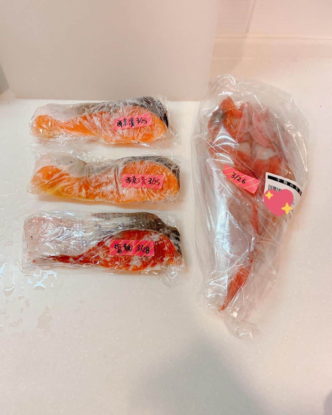 中川杏奈さんのインスタグラム写真 - (中川杏奈Instagram)「外出自粛要請期間皆さんいかがお過ごしですか？ とりあえず私は今お風呂から上がってパックしながらこのインスタグラムを書いてます♡ 今日は先日買っていたお魚やお肉を、西京漬けや塩麹漬けにして、干物やお肉なども一食分ずつ薄くラップで巻いて冷凍し保存食を作りました(^^)🐟🥩 大好きで大量に安く買えた大葉はプロテインシェイカーにお花のように生けて冷蔵庫で保存🍀 3日に一度お水を入れ替えれば2週間は保つそう😻👏 先日焼きおにぎりや煮物も作って冷凍してるし、当分スーパーに行かずに済みそうです(*^^*) こんなゆっくり過ごすおやすみも贅沢でいいなと思いました💓 : 毎日感染者の方が増えているそうで心配ですね😿 感染者の方のインタビュー映像などを見ると胸が痛みます。 コロナウイルスで感染お亡くなられた方に対し、ご冥福をお祈り申し上げるとともに、ご家族の皆様へお悔やみを申し上げます。 また、現在治療中の方々に対し、一刻も早い回復をお祈りいたします。  誰かも私も無症状での陽性かもしれないし、知らない間にお年寄りの方にうつしてしまったら命にかかわる怖いウイルスです。 今後も自分にできることを考えて行動していきたいと思います。 : #cooking #料理 #パック中 #ucla #今できること  #常備菜 #冷凍食品作り #西京漬け #大葉大好き  #prayforjapan #prayforworld #外出自粛 #おうち大好き  #勝手に応援  #stopcorona  #StopCOVID19  #ubereats  #goodbycorona #stayathome  #stayathomechallenge  高知の親戚が食べものがないんじゃないかと心配してくれてたくさん送ってくれました😻 お店並みにインスタントラーメンが増えました😹(最後の写真) #goodnight🌙」3月29日 0時11分 - annanakagawa0228