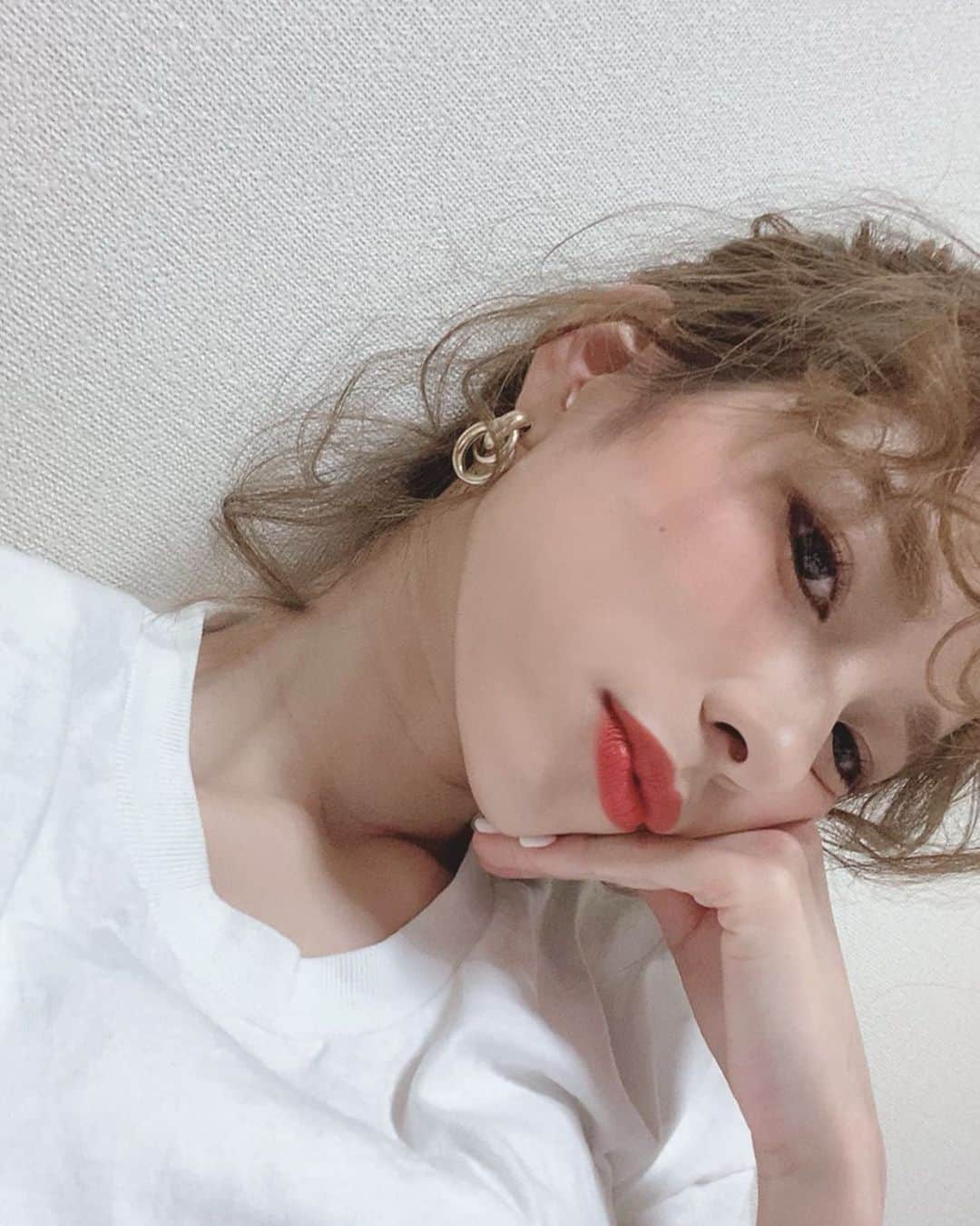 のインスタグラム：「New 👩🏼‍🦱🍕 自由自在前髪と染髪が完璧すぎる Thanks @shiomih_ubo 🔥✂︎ 幼稚園のときクルクル髪の毛が嫌だったのに 20数年を経て自らするとは。 歴史とか英語とか字がいっぱいの本とか お粥とか中華とか 外しにくいオーバーオールだったり 硬くて着心地悪いデニムジャケットだったり 内面、思考的なところも 昔苦手だったものが今はだいすきになったり どーなるかわからない！おもしろい！」