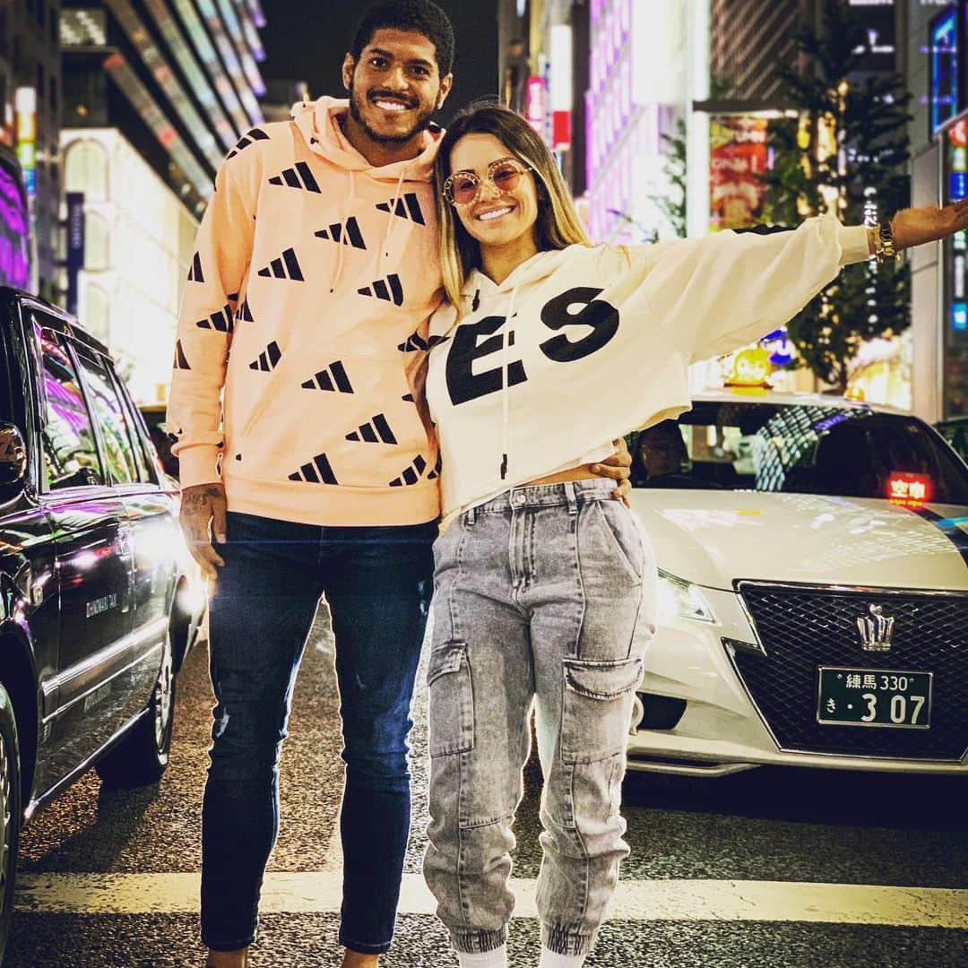 ウェヴェルソン・レアンドロ・オリヴェイラ・モウラのインスタグラム：「Minha gata hoje completamos 9 anos juntos e 6 de casados, só tenho que lhe dizer que te amo mais do que quando te conheci e agradeço a Deus todos os dias por ter te conhecido !! Love uuu minha Garrincha e que o senhor continue sendo o nosso foco principal pelo resto de nossas vidas ... 🧡❤️💚 @brusampaioo」