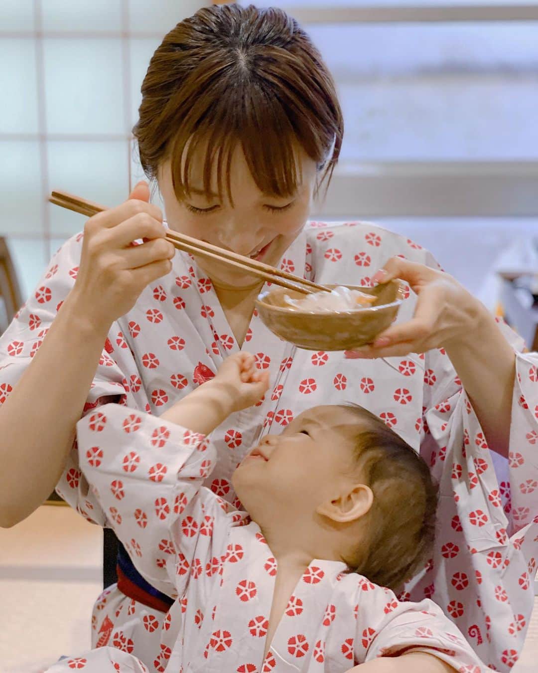 田中涼子のインスタグラム：「子連れには最高な旅館見つけた🥰﻿ よく行くホテルの隣にあったのに今までなぜ気がつかなかったんだろう💦もっと赤ちゃん期の大変な子連れ温泉もこちらなら子どもが楽しめて親もラクだっただろうなぁ🌸﻿ ﻿ キラキラ豪華!というわけじゃないけどとっても可愛い✨子どもは一泊じゃ足りない様子でした✨﻿ ﻿ 行ったのは少し前ですが今だったらたくさんの桜がお部屋の真ん前に✨🌸✨﻿ 卒業旅行ぽいグループもいっぱいいたけど赤ちゃんいるご家族におすすめ〜!﻿ ﻿ ﻿ #元湯龍泉閣#有馬温泉﻿ #子連れ温泉#赤ちゃんok 温泉﻿ #2児育児」